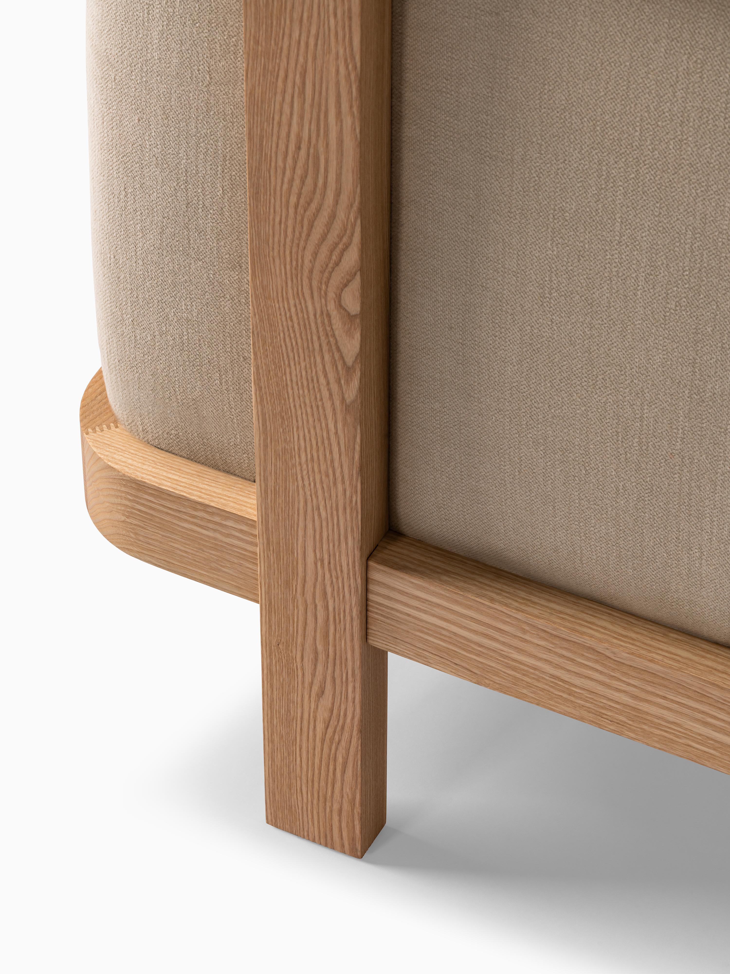 XXIe siècle et contemporain Sofa minimaliste à trois places en frêne - tapissé de tissu en vente