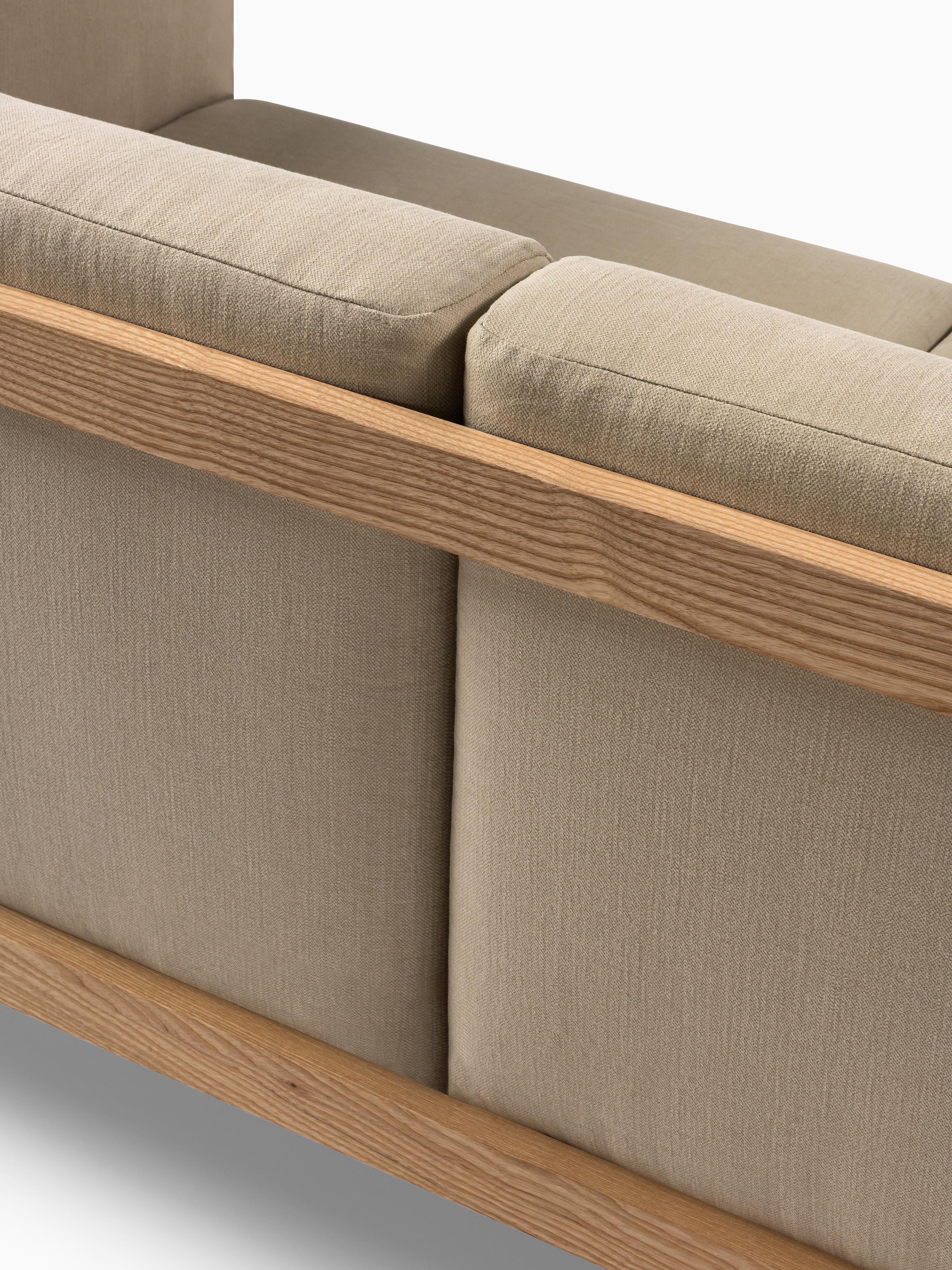 Cuir Sofa minimaliste à trois places en frêne - tapissé de tissu en vente