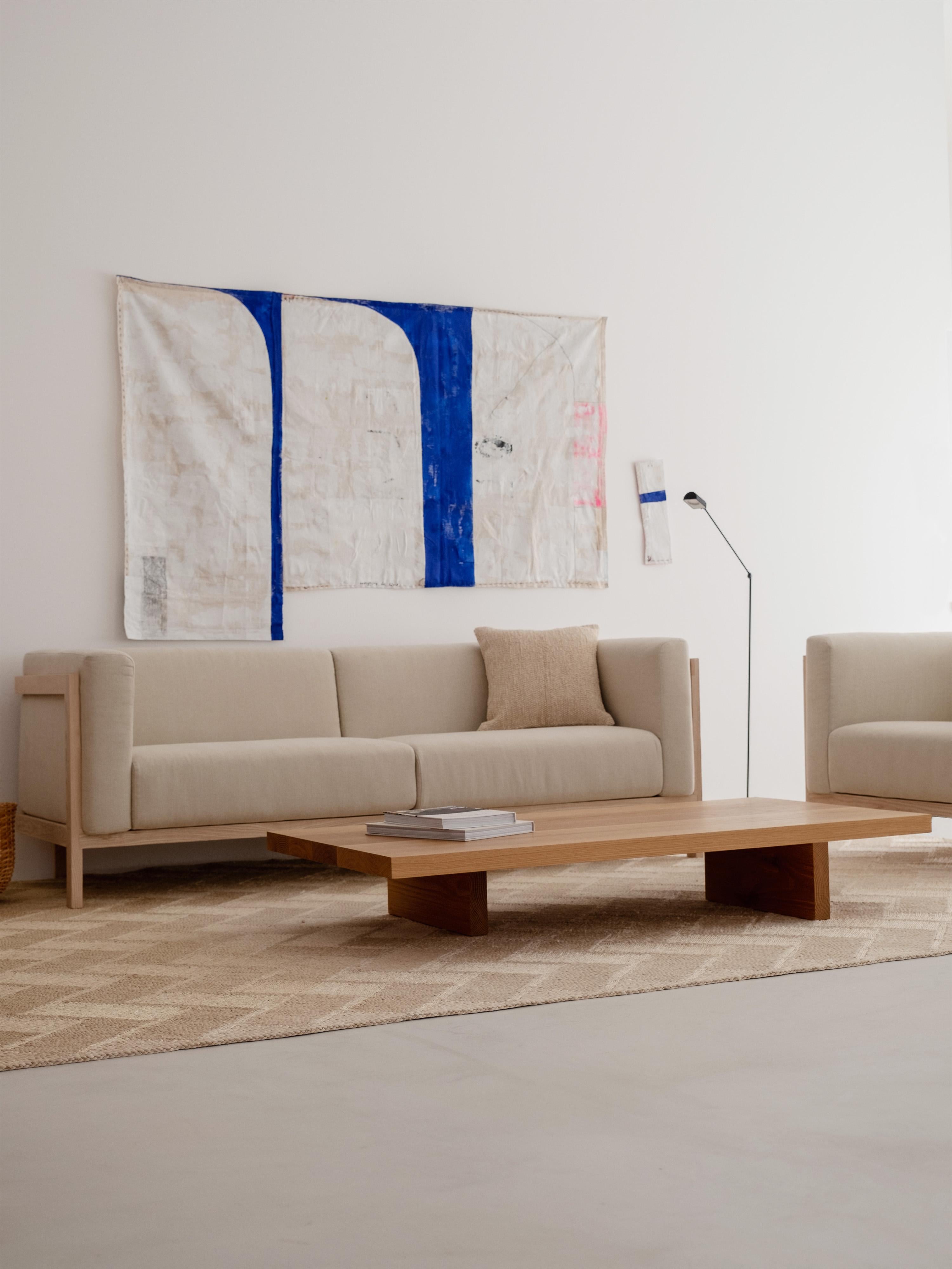 Sofa minimaliste à trois places en frêne - tapissé de tissu en vente 1