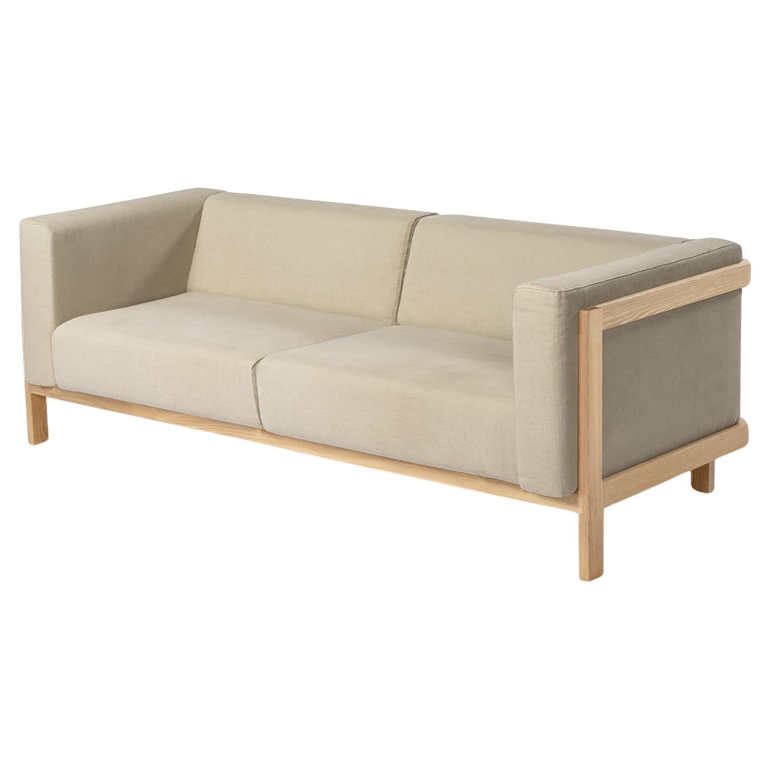 Sofa minimaliste à trois places en frêne - tapissé de tissu en vente