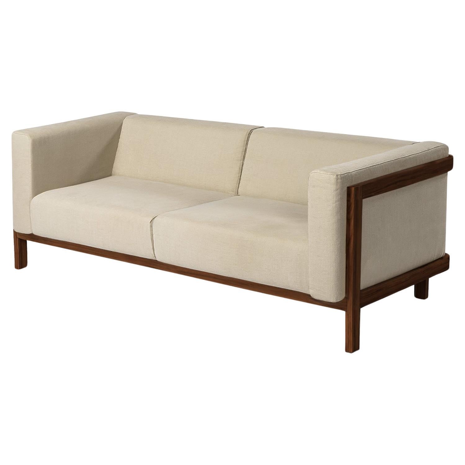 Minimalistisches dreisitziges Sofa aus Nussbaumholz – Stoff gepolstert