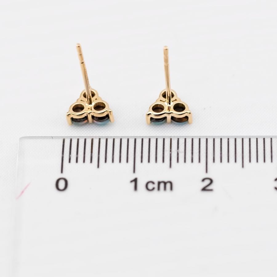 Orecchini a perno minimalisti con tre pietre di opale australiano doppiato in oro giallo 14 carati In condizioni Nuovo in vendita a Suwanee, GA