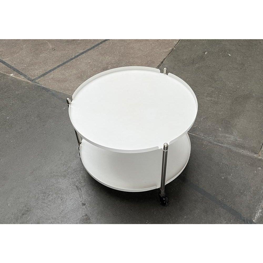 Table d'appoint simple en métal sur roulettes de Leitmotiv.Un design minimaliste. Les deux étagères en forme de plateau sont en acier et ... Lire la suite Table d'appoint simple en métal sur roulettes de Leitmotiv.Un design minimaliste. Les deux