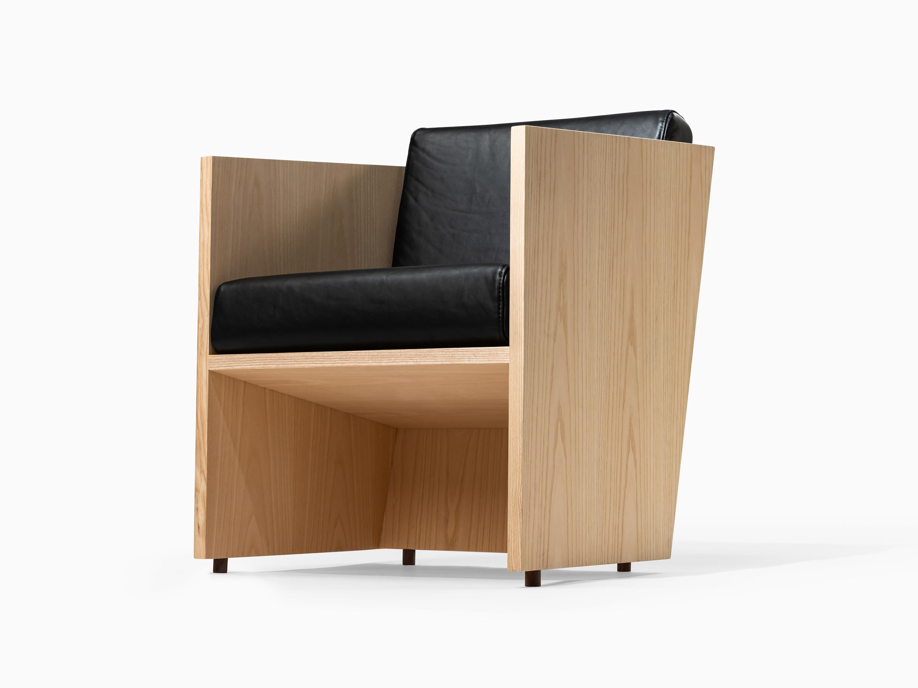 Minimalist Timeless Armchair in Ash Wood and Black Leather For Sale 2