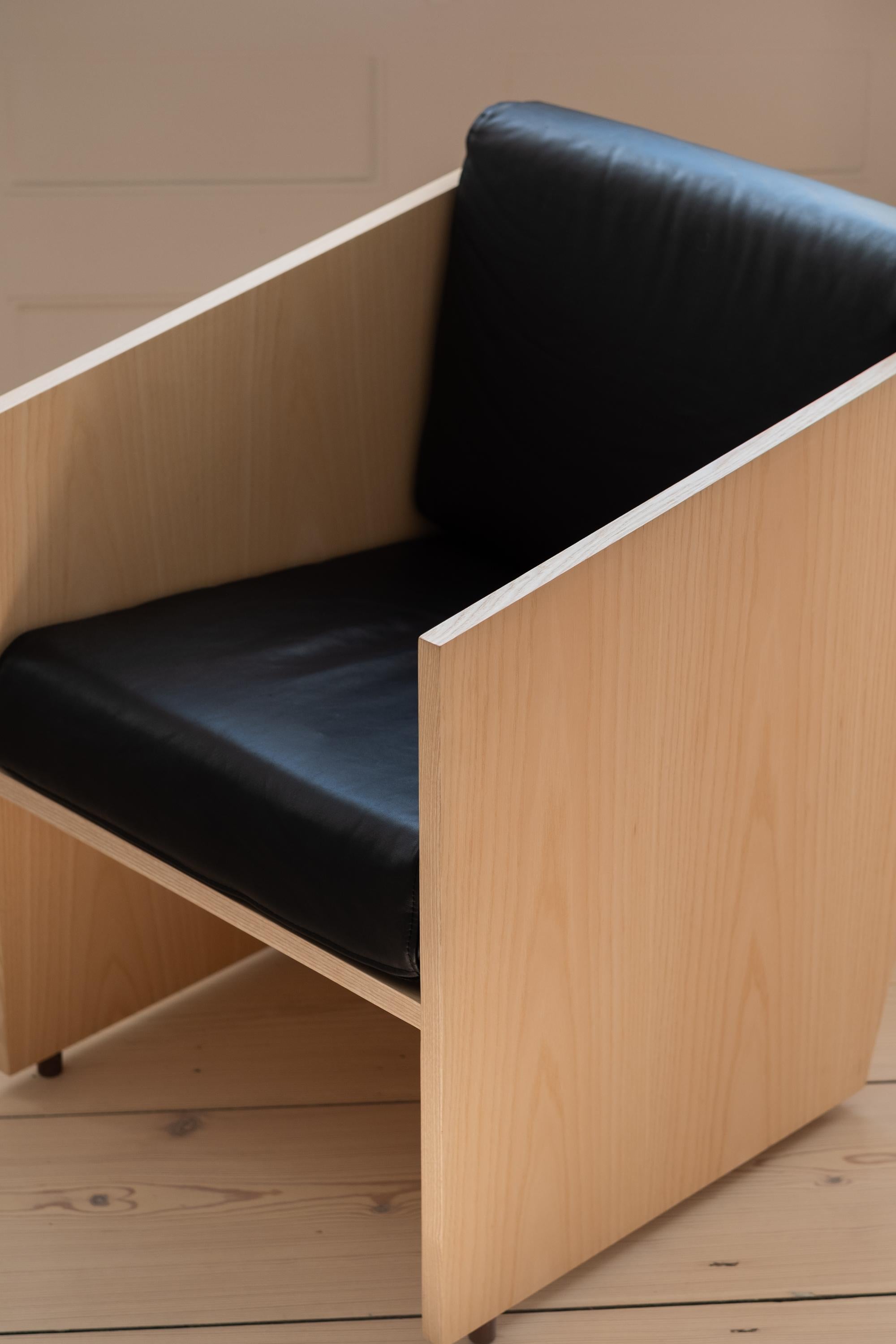 Minimalistischer Timeless-Sessel aus Eschenholz und braunem Leder im Angebot 5