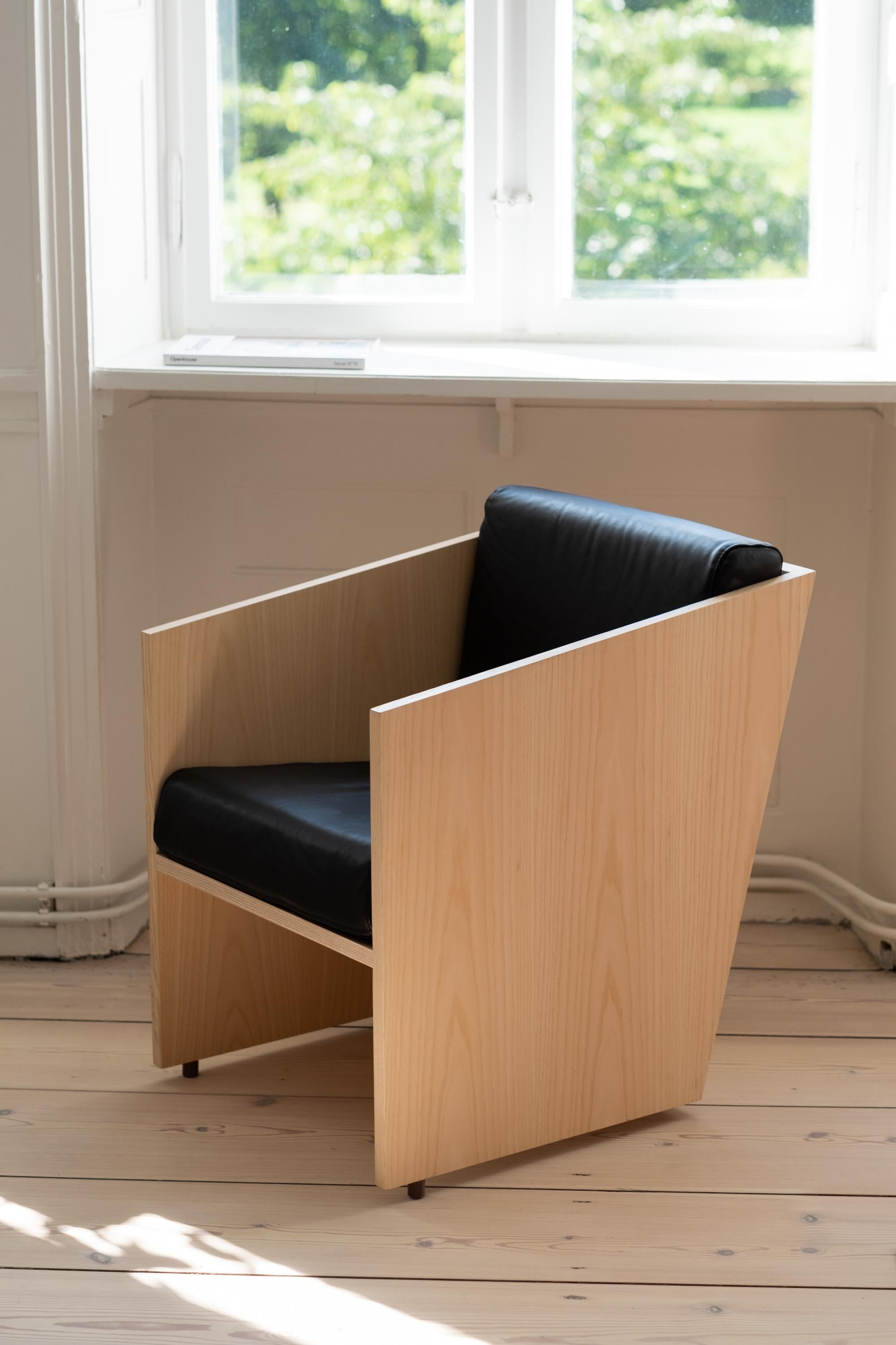 Minimalistischer Timeless-Sessel aus Eschenholz und braunem Leder im Angebot 1