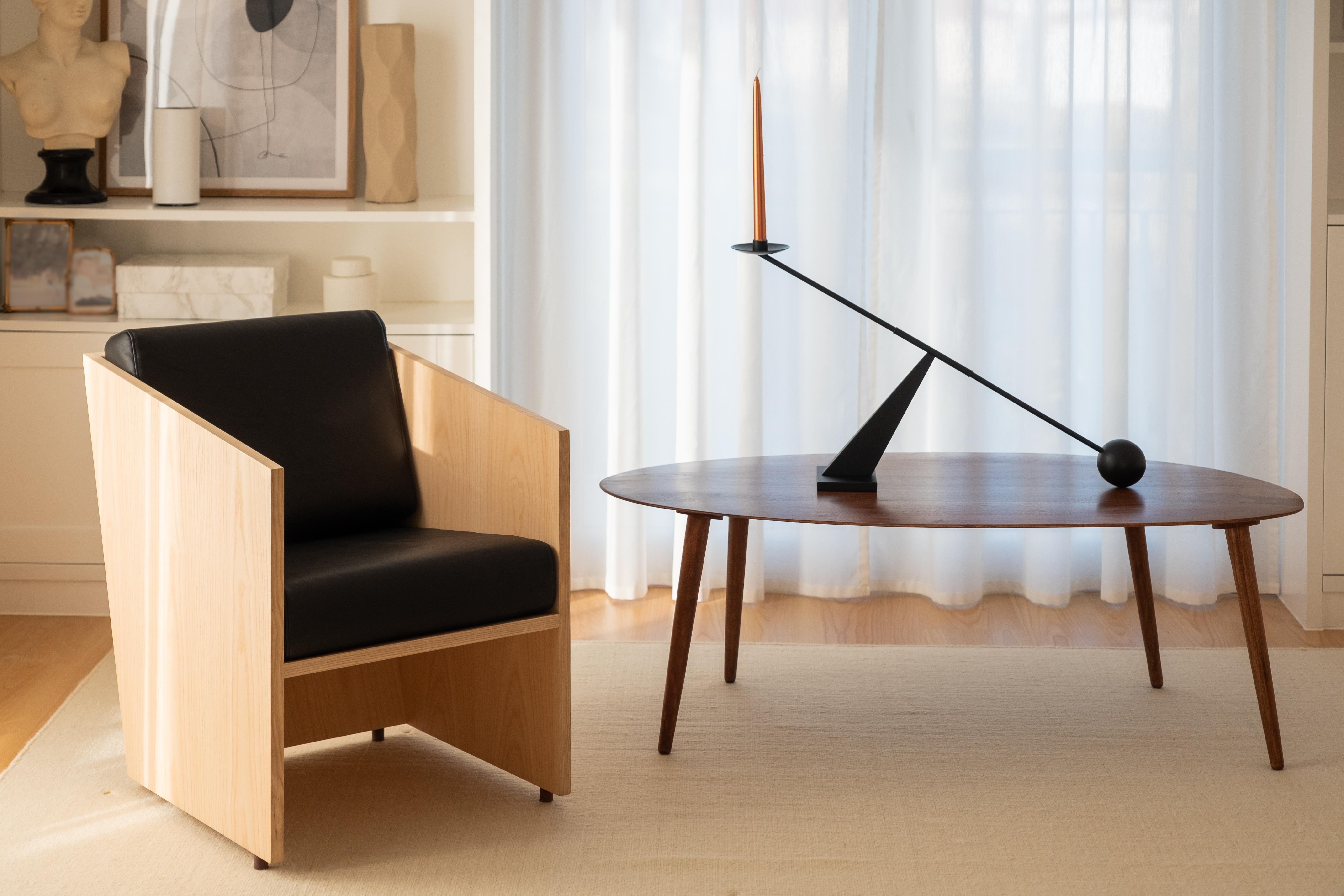 Portoghese Poltrona minimalista senza tempo in Wood Wood e pelle naturale in vendita