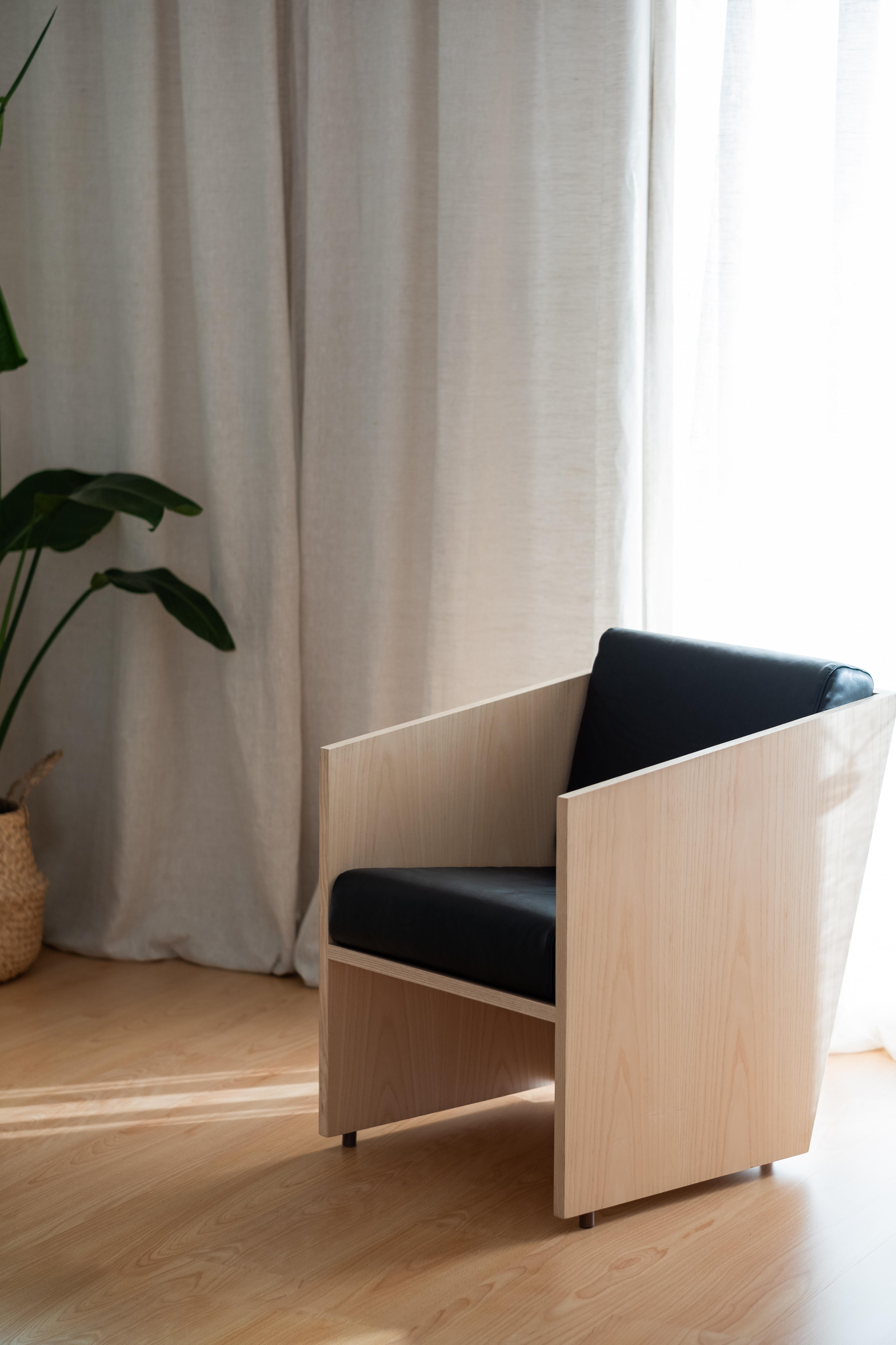 Minimalist Timeless Armchair in Ash Wood and Natural Leather In New Condition For Sale In Lisbon, PT