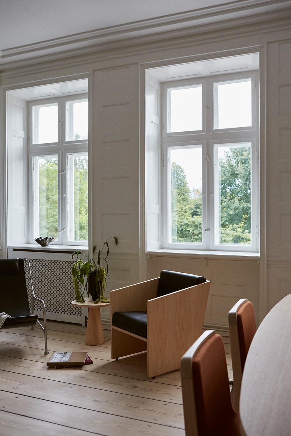 XXI secolo e contemporaneo Poltrona minimalista senza tempo in Wood Wood e pelle naturale in vendita