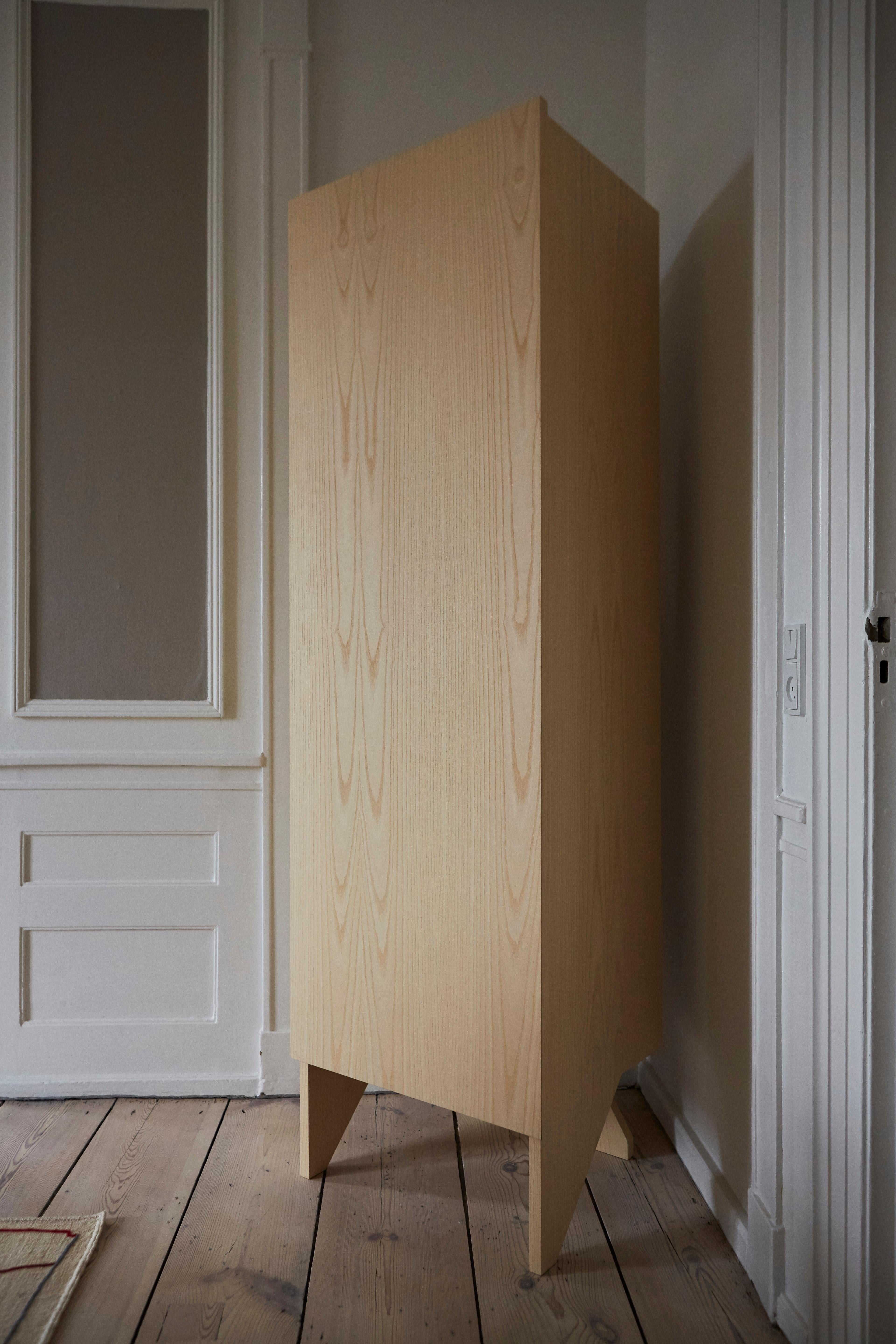 Minimalist Timeless Wardrobe in Ash Wood In New Condition For Sale In Lisbon, PT