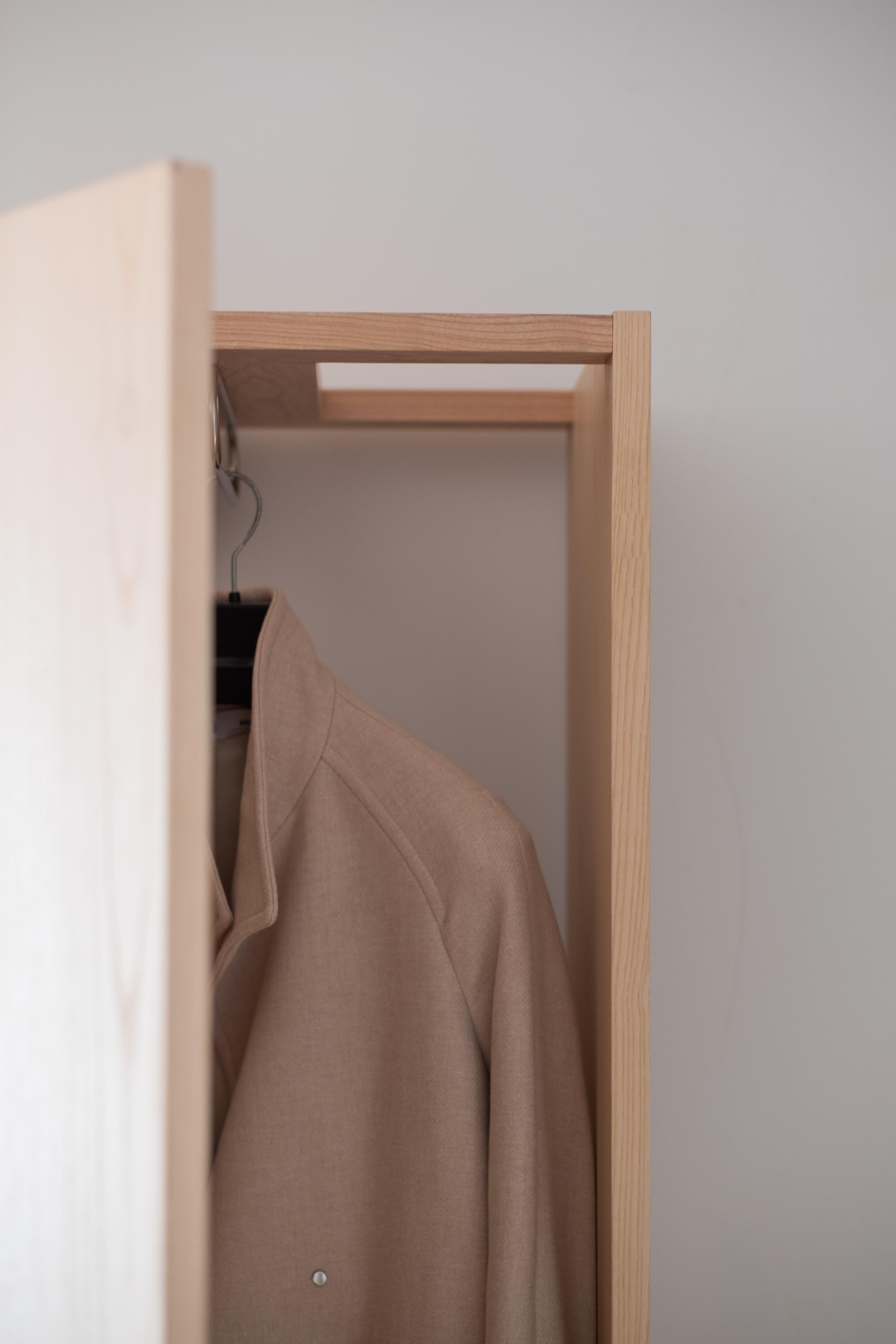 Zeitloser Kleiderschrank aus Eichenholz im Stil der Moderne im Angebot 7