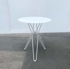 Tavolo da esterno in metallo serie Tio minimalista Chris Martin Massproductions Finlandia