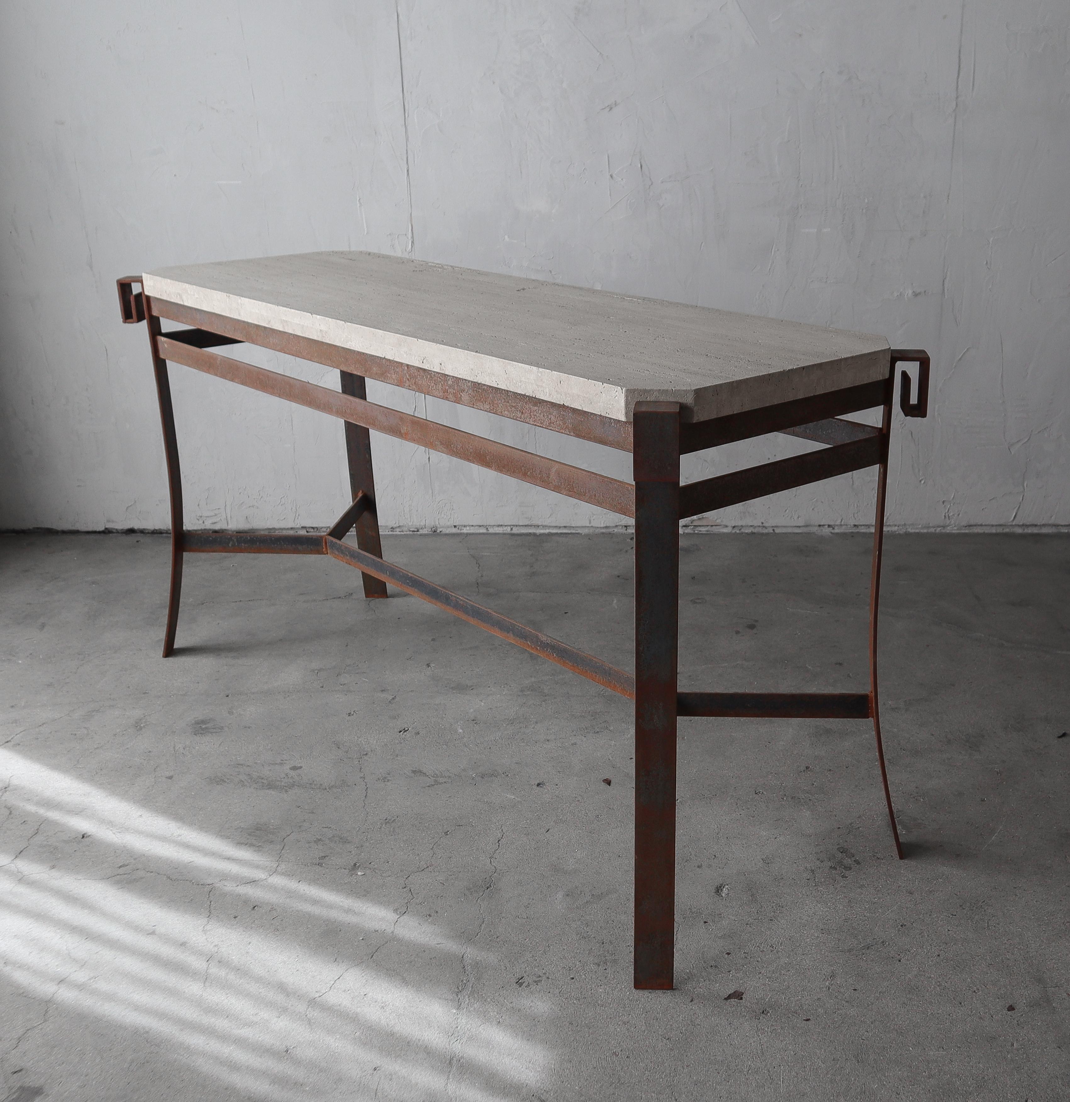 Minimaliste Table console minimaliste en travertin et fer en vente