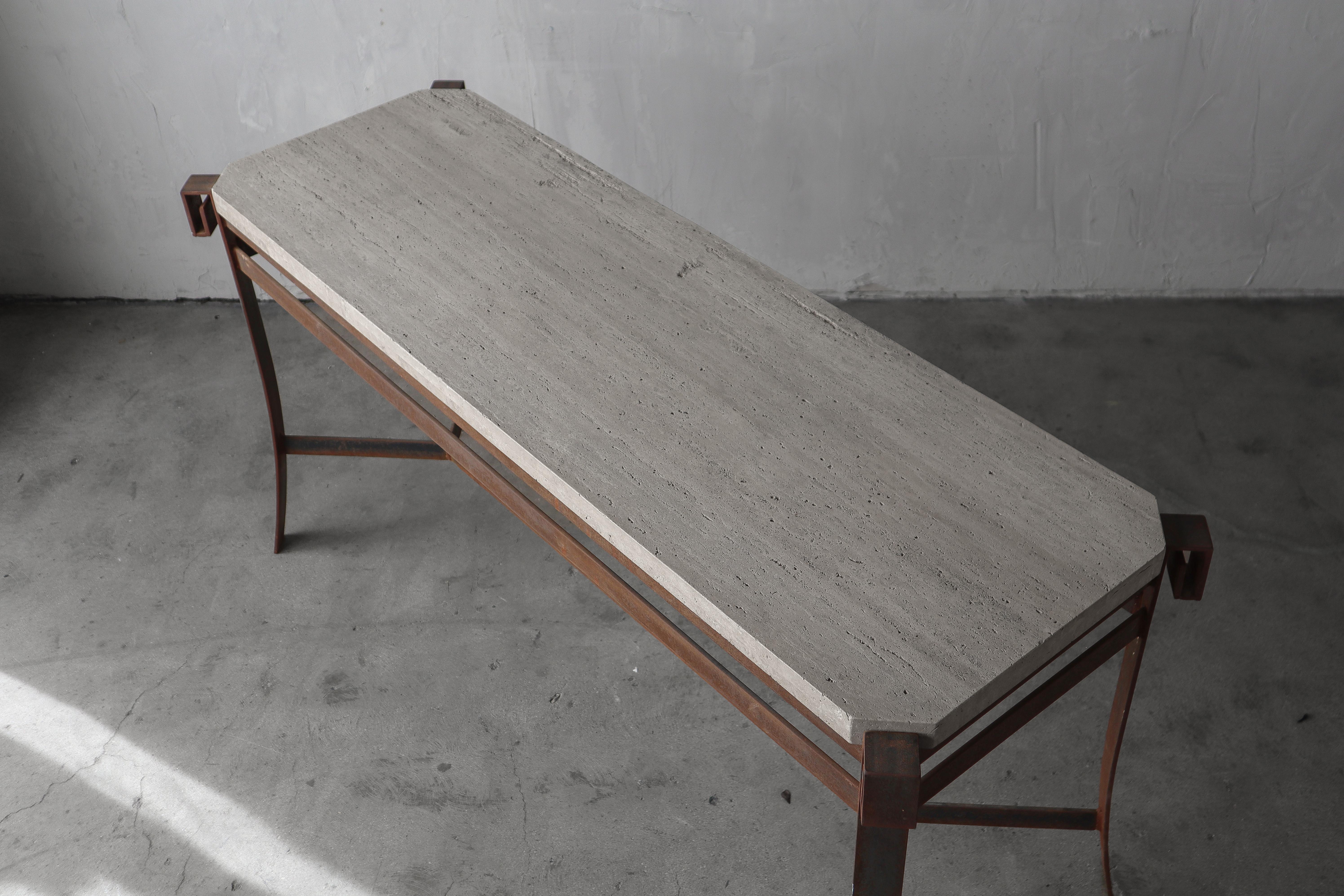20ième siècle Table console minimaliste en travertin et fer en vente