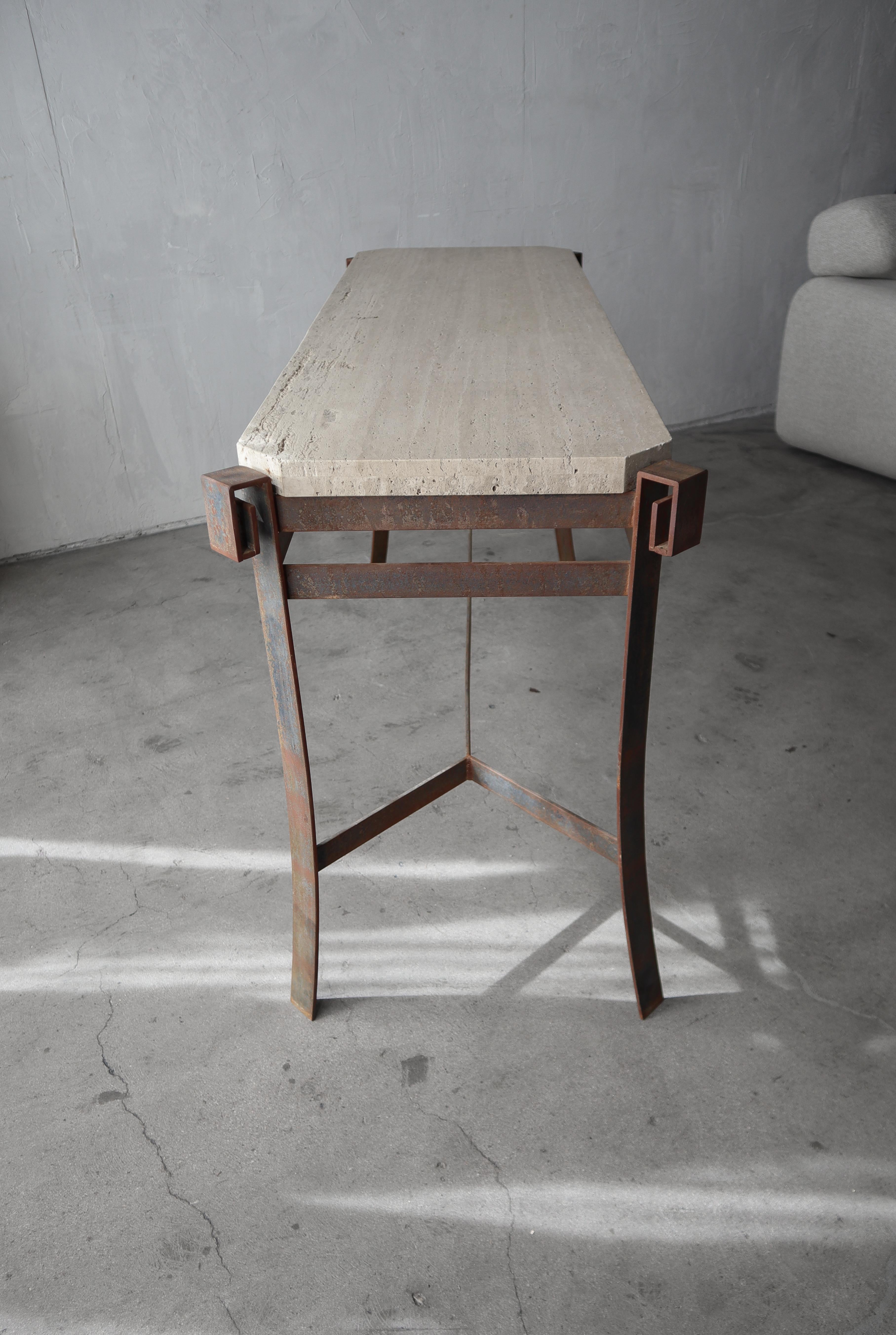 Table console minimaliste en travertin et fer en vente 1