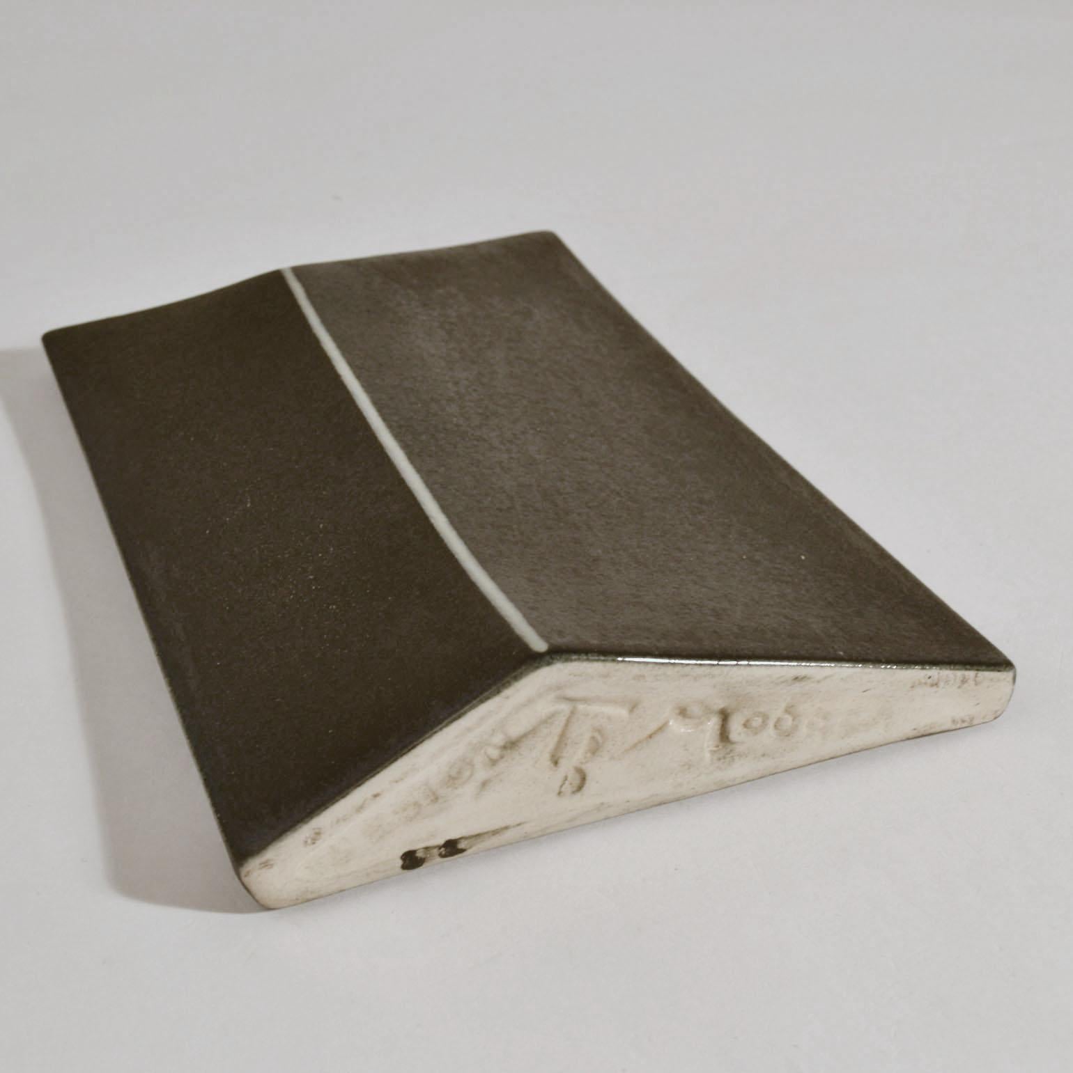 Ciotole e vasi triangolari minimalisti in ceramica bianca e nera in vendita 3