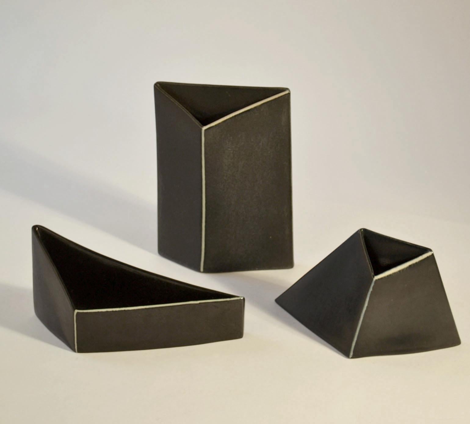 5 ciotole e 3 vasi triangolari in ceramica minimalista con smalto nero e linee grafiche bianche per enfatizzare le forme scultoree. Sono fusi e rifiniti a mano.
Dimensioni vasi;
Altezza 18,5 cm, Larghezza 13 cm, Profondità 3,5 cm- due di
Altezza 10