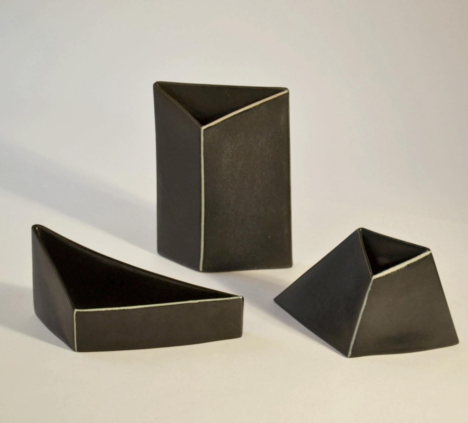Minimalistische dreieckige schwarz-weiße Keramikschalen und Vasen (Niederländisch) im Angebot