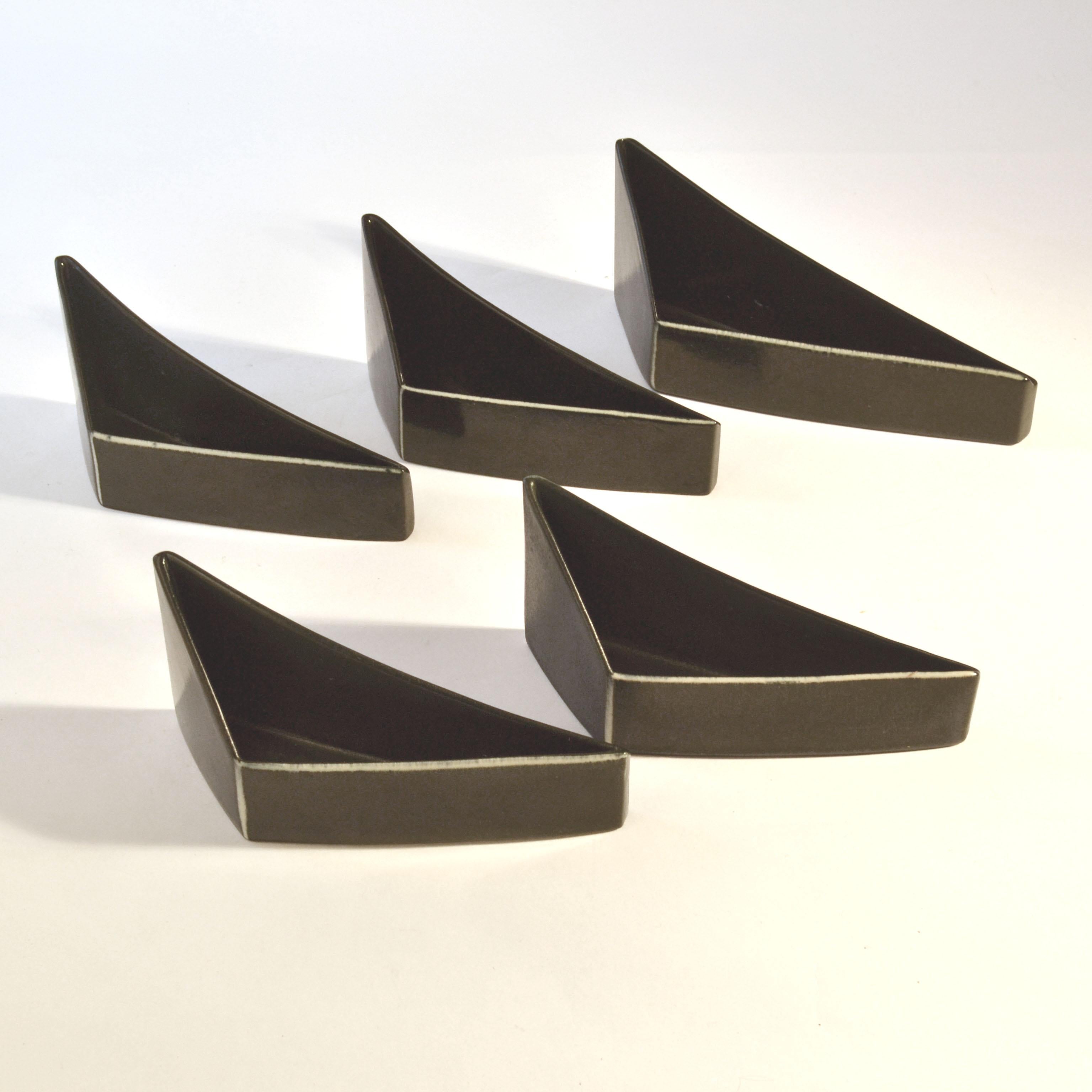 Olandese Ciotole e vasi triangolari minimalisti in ceramica bianca e nera in vendita