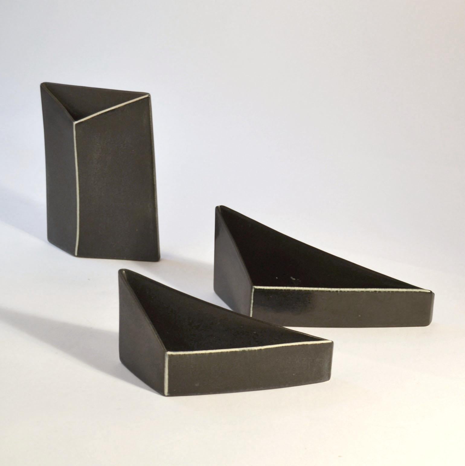 Ciotole e vasi triangolari minimalisti in ceramica bianca e nera In condizioni ottime in vendita a London, GB