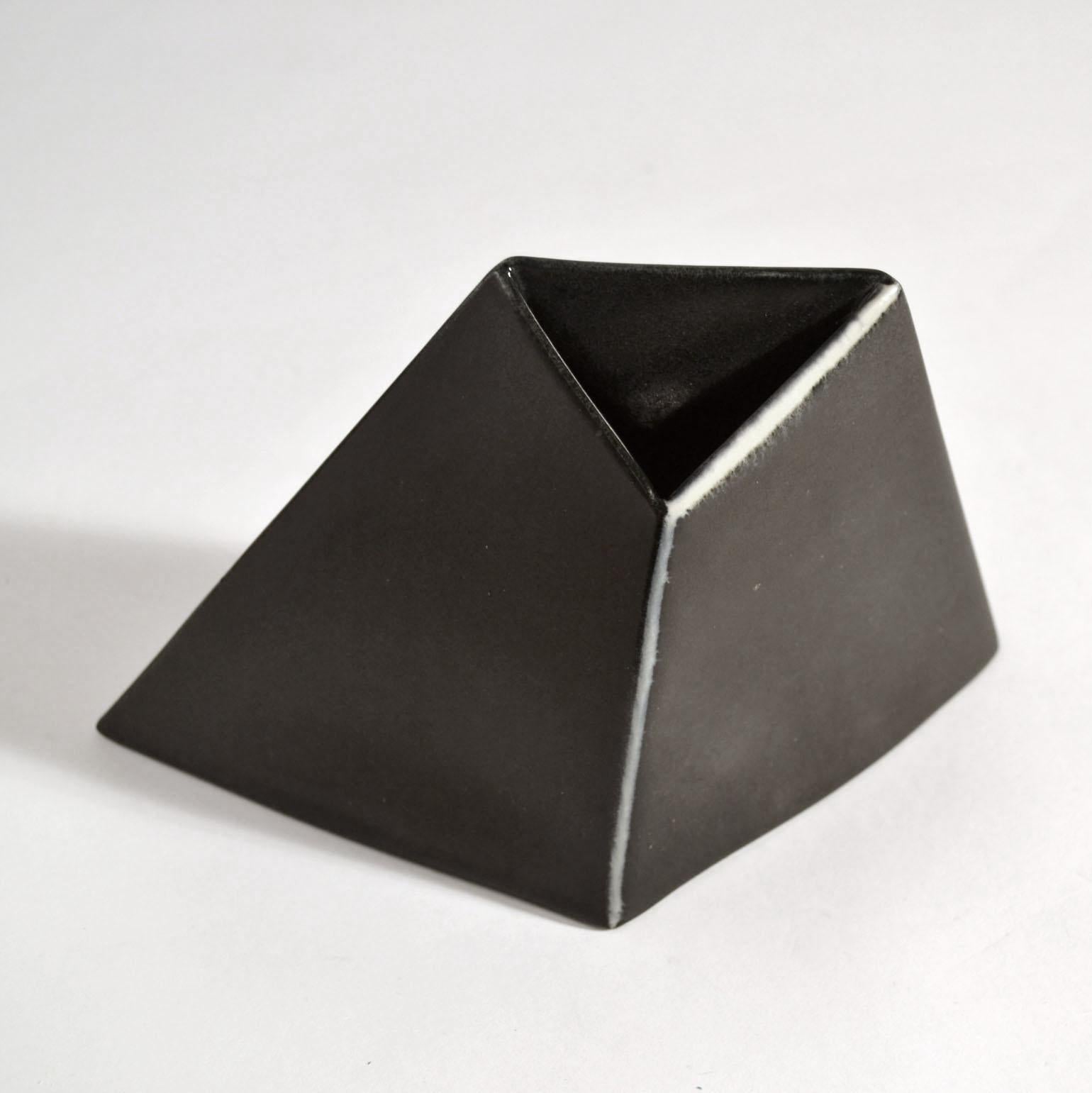 Minimalistische dreieckige schwarz-weiße Keramikschalen und Vasen im Angebot 1