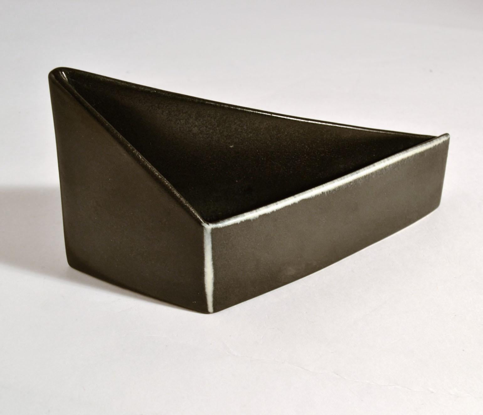Ceramica Ciotole e vasi triangolari minimalisti in ceramica bianca e nera in vendita