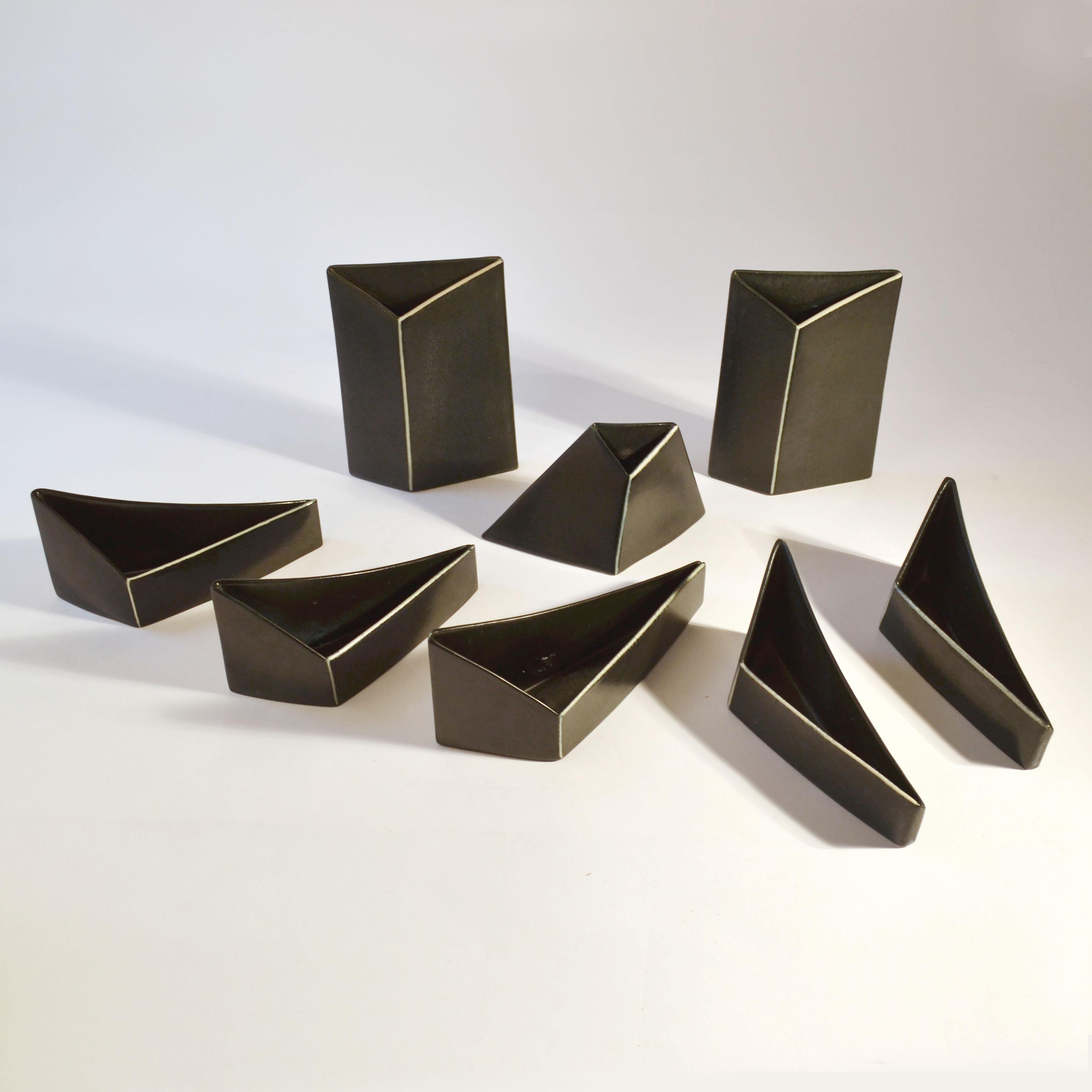 Minimalistische dreieckige schwarz-weiße Keramikschalen und Vasen im Angebot 3