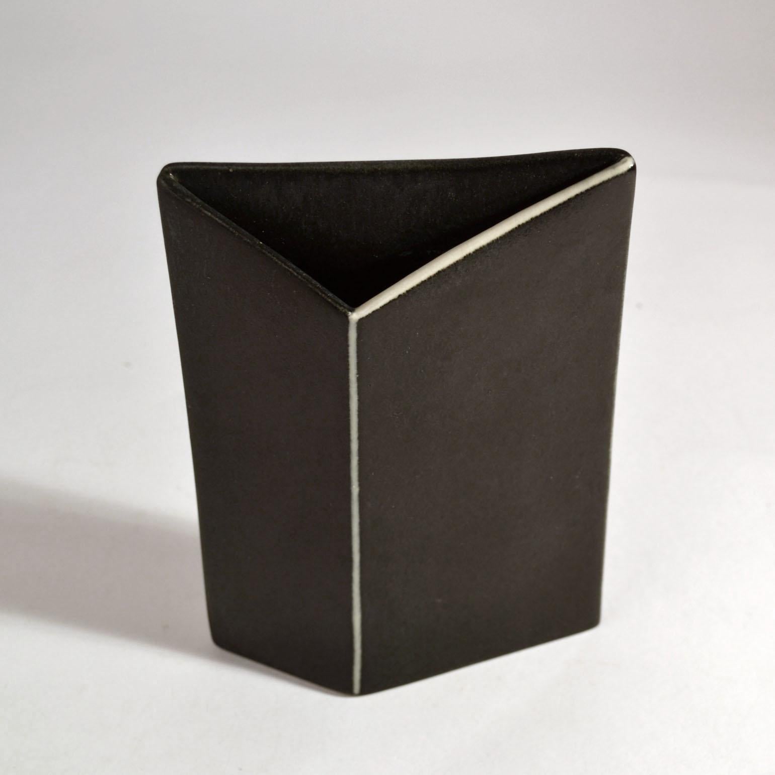 Ciotole e vasi triangolari minimalisti in ceramica bianca e nera in vendita 1