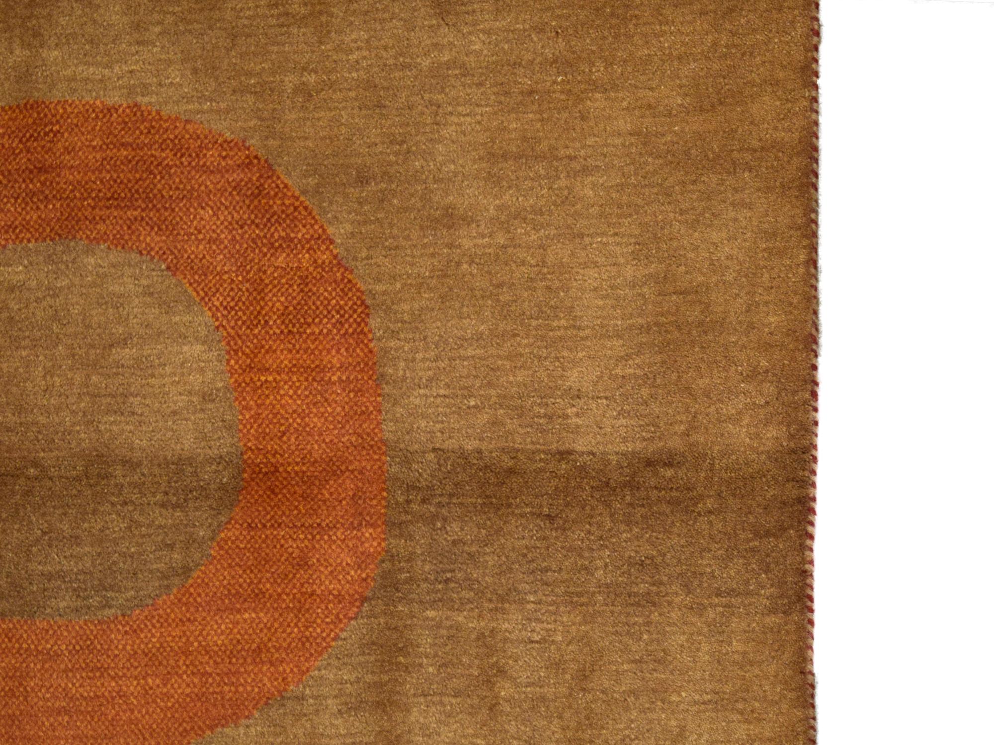 Questo tappeto tribale persiano Kashkooli in lana organica marrone e rossa, che misura 3' x 5', incarna un'armoniosa fusione di tradizione e raffinatezza moderna. Il suo design emana un'eleganza sobria, con toni marroni profondi e vellutati che