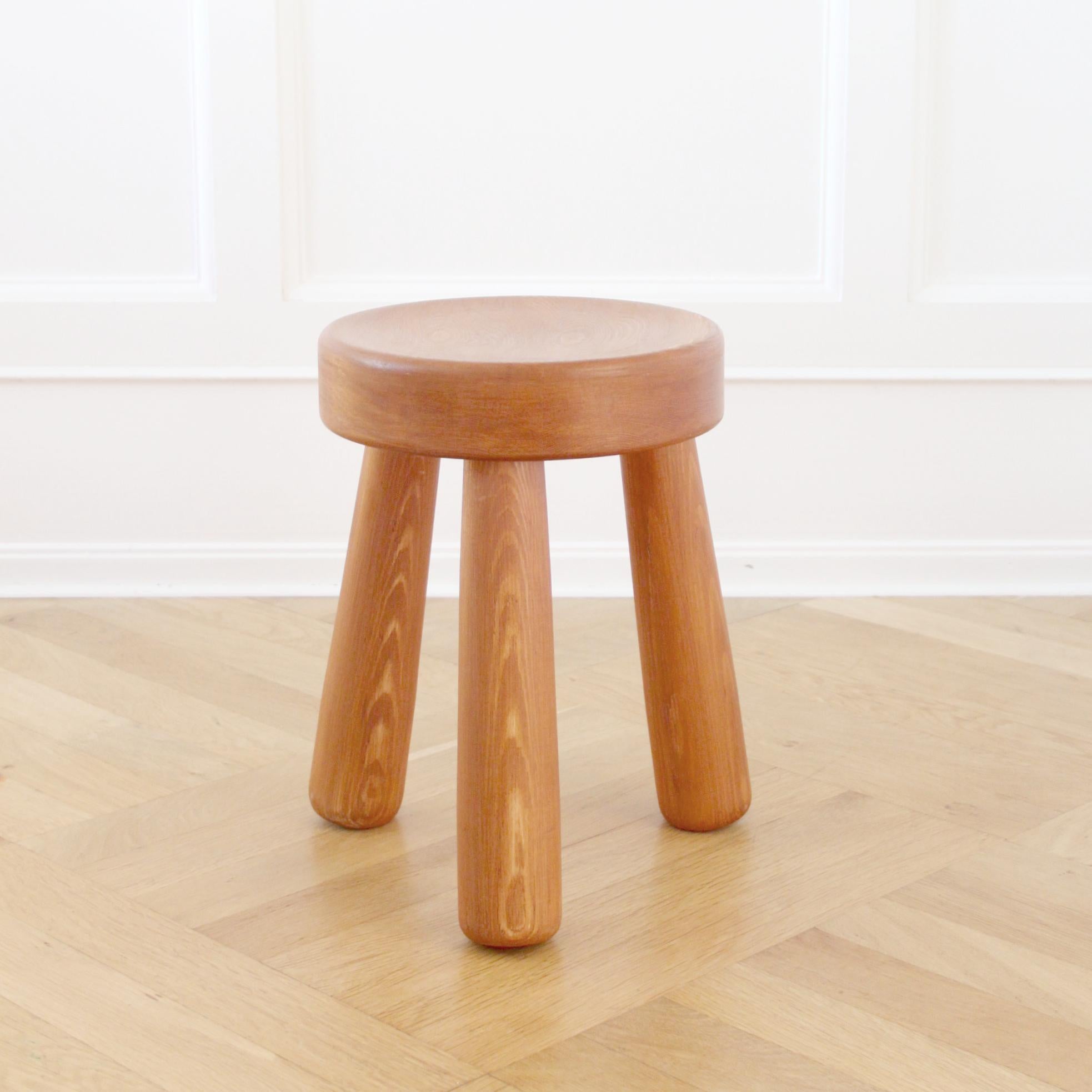 A beautiful, minimalistic tripod stool in stained solid pine, mid-century modern design, Sweden.

In the manner of the more famous Ingvar Hildingsson stools from the 1970s.

A beautiful attribution to both modern and classic interios. 

Free