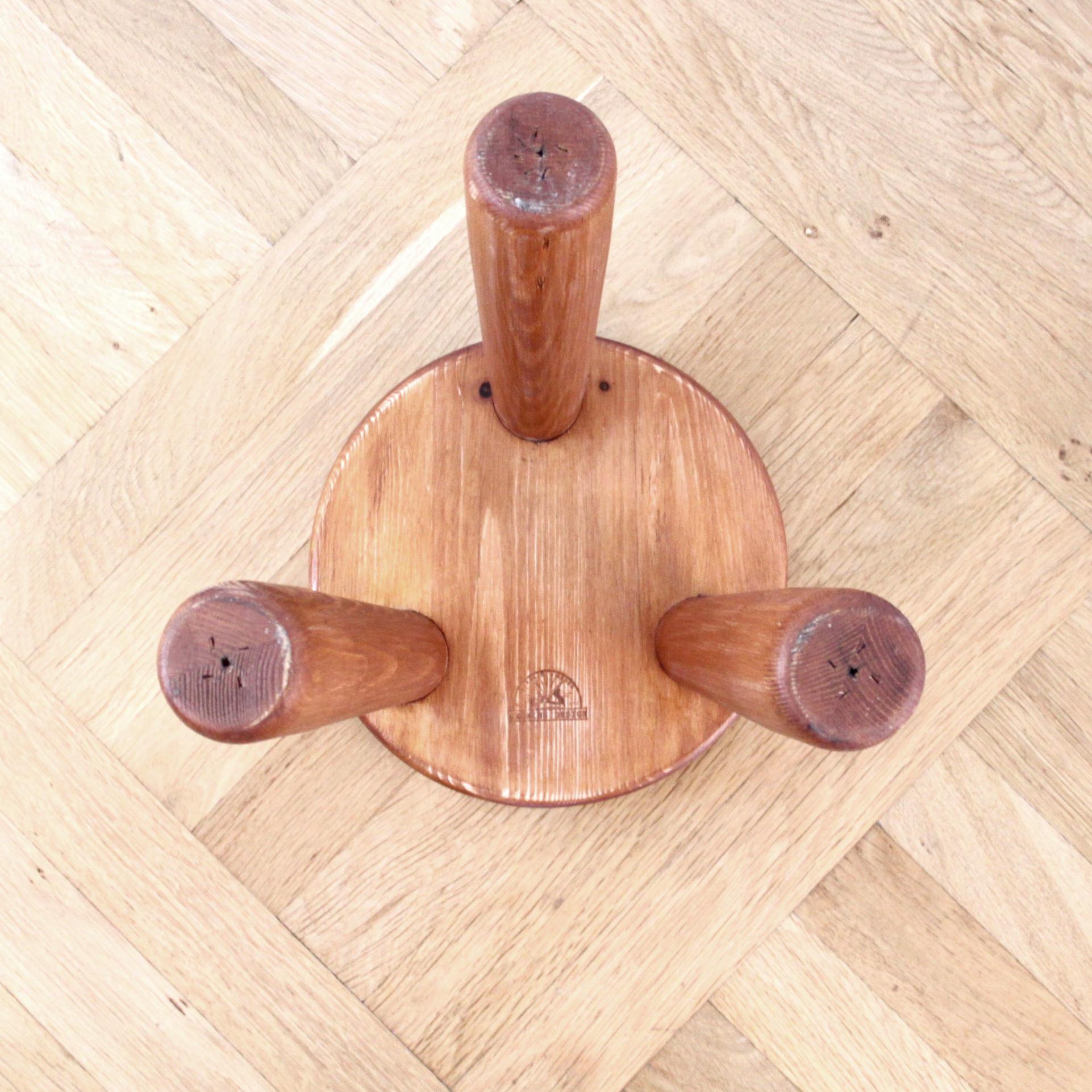 Minimalist Tripod Pine Stool, Mid-Century Modern Design, Sweden In Good Condition For Sale In Copenhagen, DK