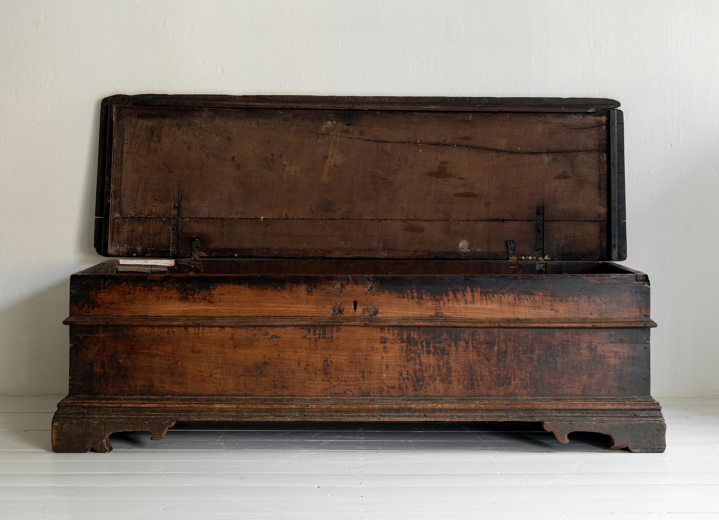 Baroque Minimalist Trunk-Italian Cassapanca made in the 17th Century