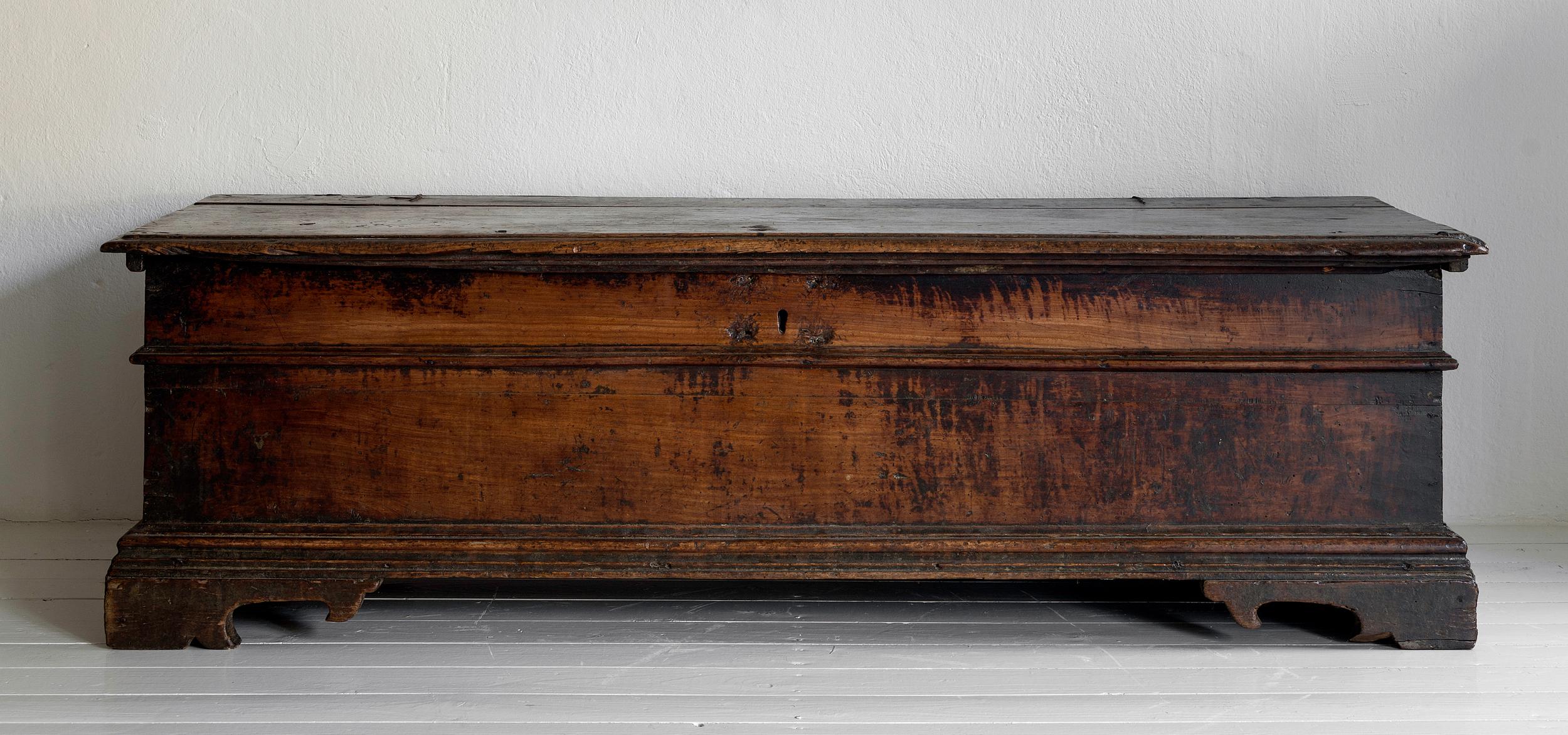 Minimalist Trunk-Italian Cassapanca made in the 17th Century In Fair Condition In Jesteburg, DE