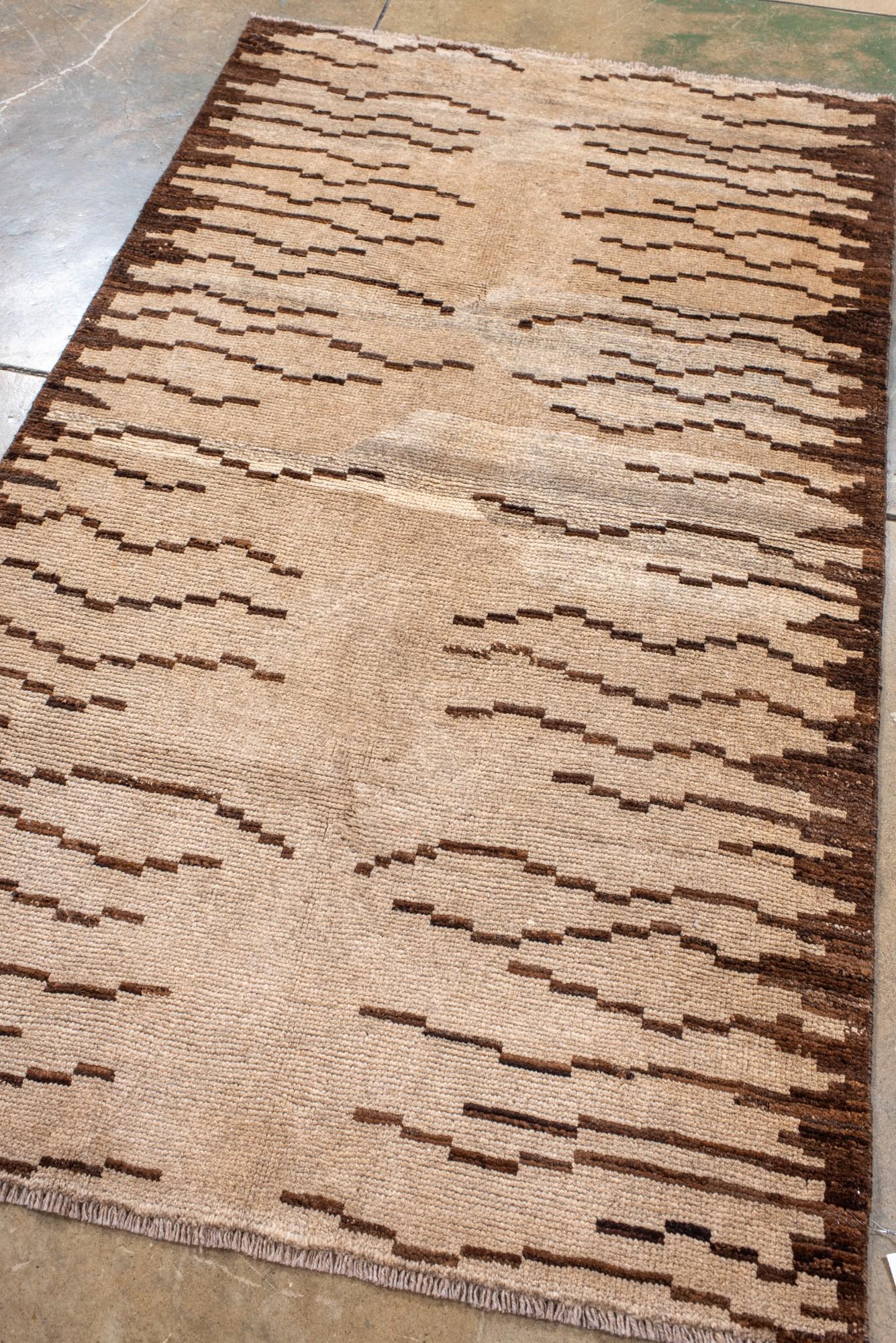 Turco Tappeto Tulu minimalista in beige e marrone in vendita