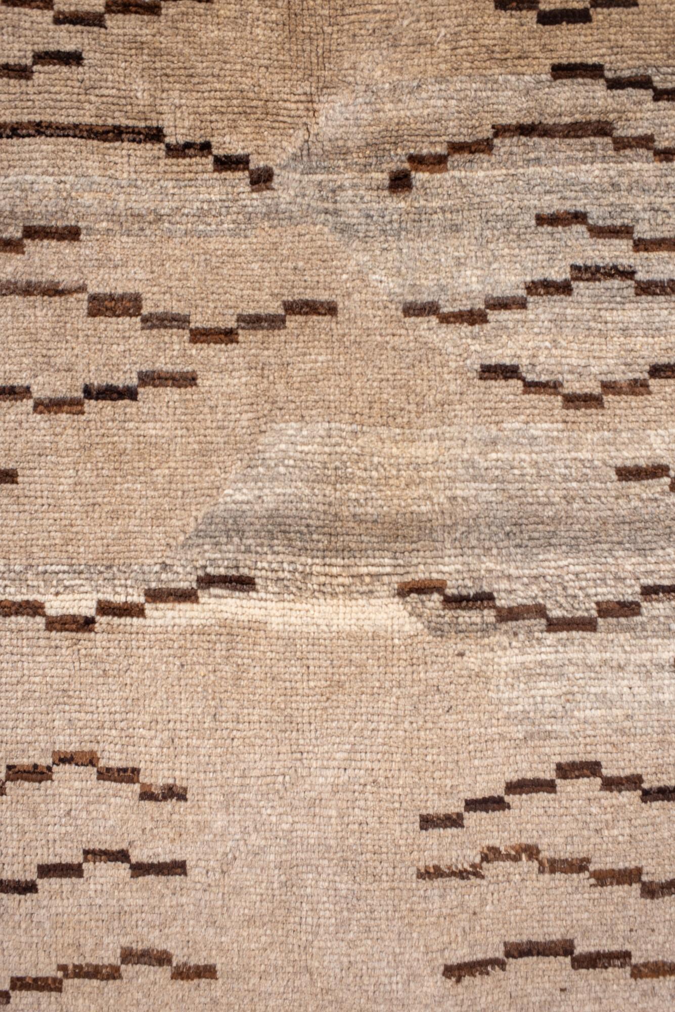 Annodato a mano Tappeto Tulu minimalista in beige e marrone in vendita