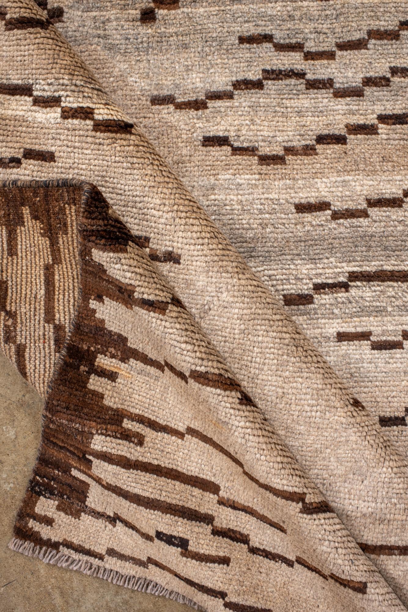 Tappeto Tulu minimalista in beige e marrone in vendita 1