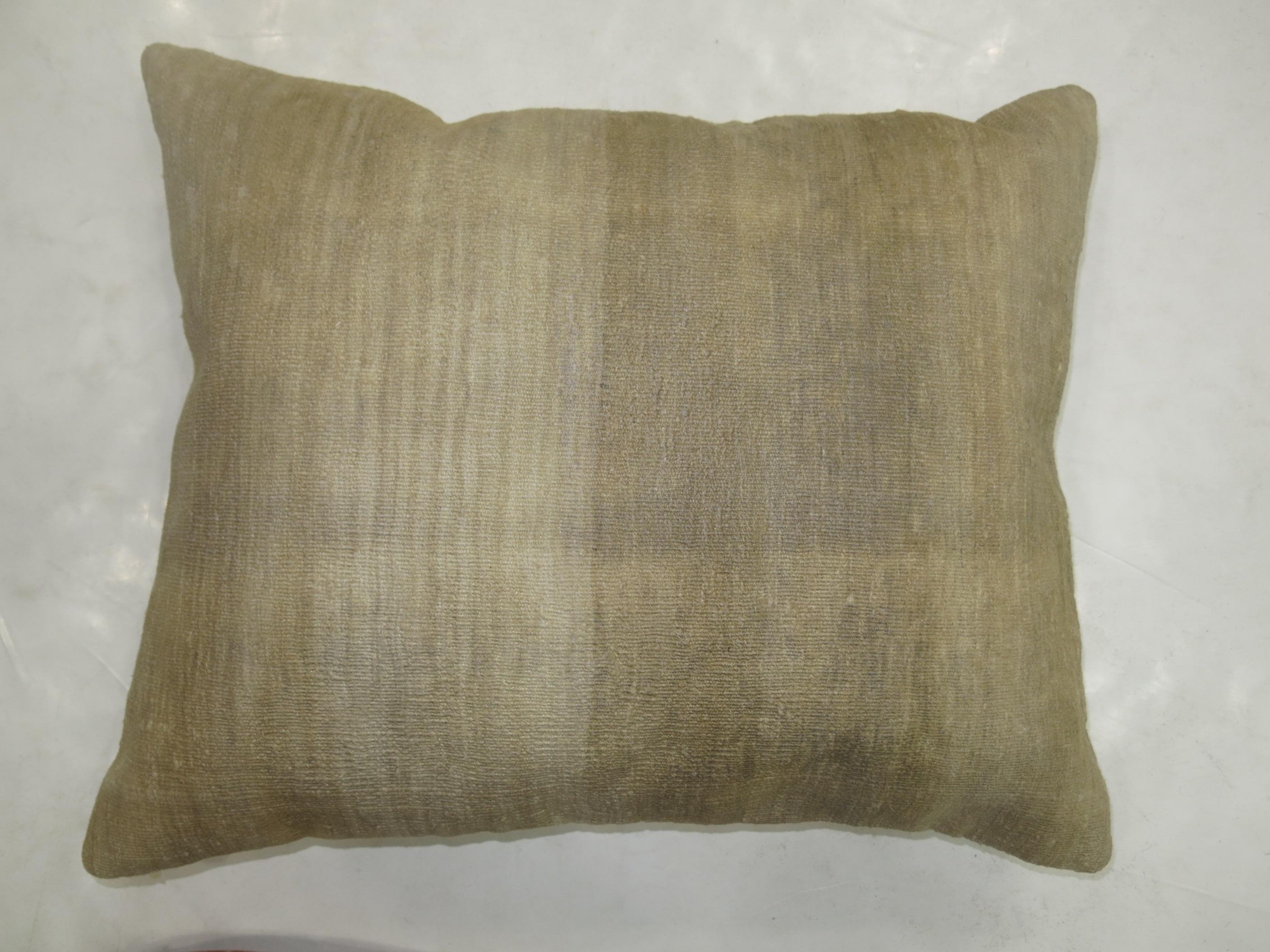 Minimalist Turkish Kilim Pillow In Good Condition For Sale In New York, NY