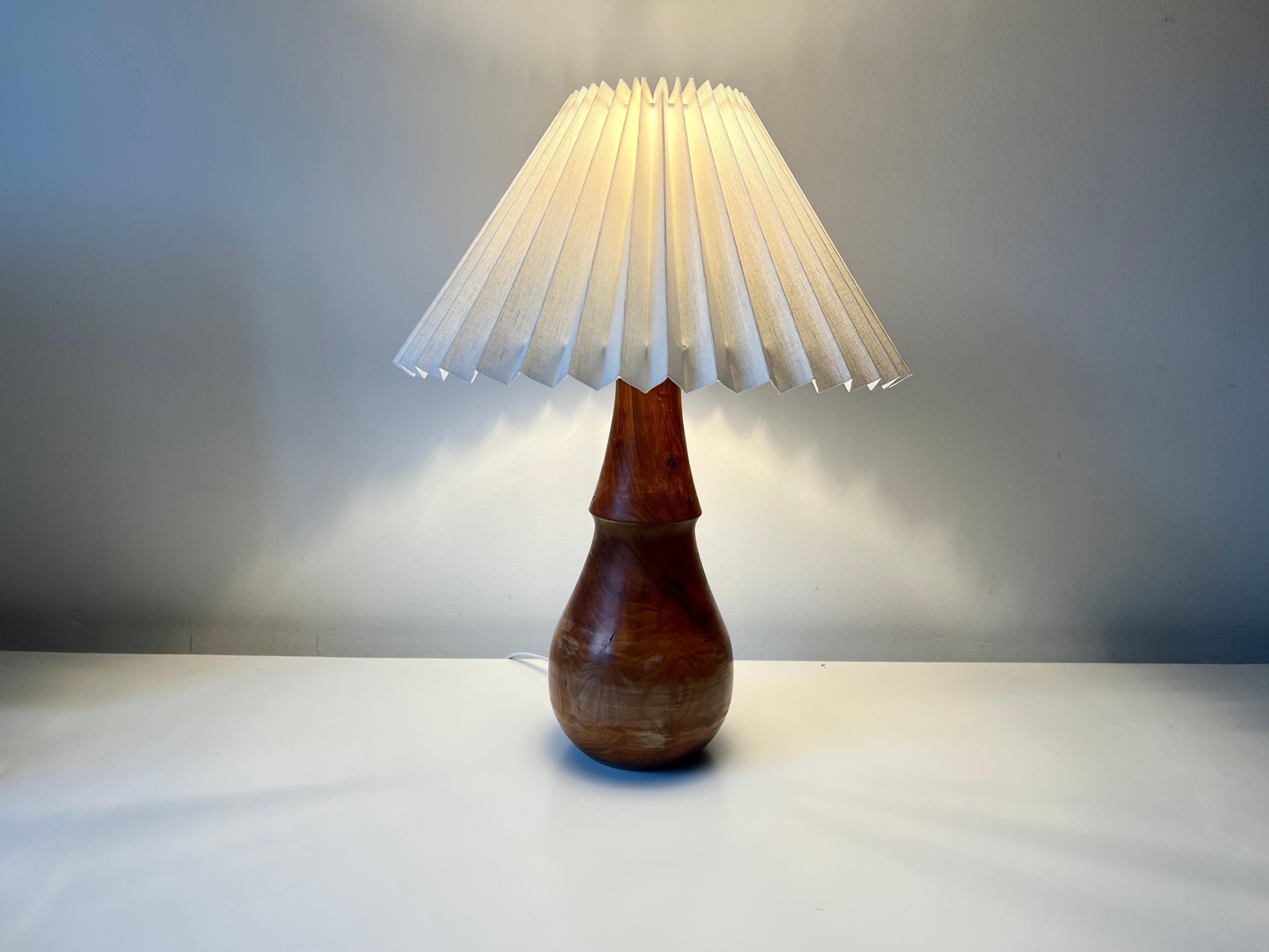 Minimalist turned wood table lamp with linen pleated shade In Good Condition In Bristol, GB