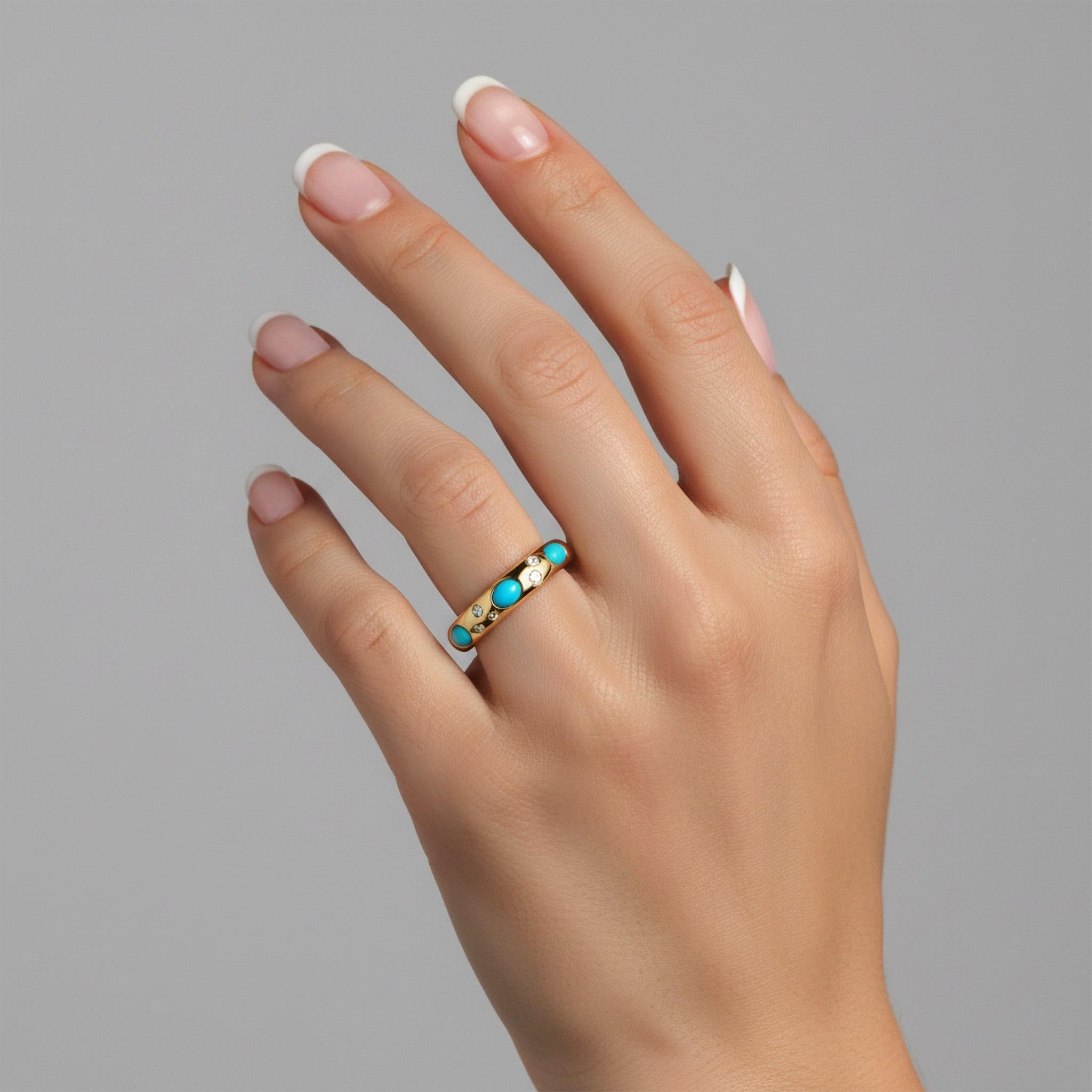 Der minimalistische Türkisring aus 14 Karat Gelbgold mit polierten Diamanten ist ein elegantes Stück aus 14 Karat Gelbgold. Die Kombination aus Diamanten im Vollschliff und Türkisen bietet einen lebhaften Kontrast und eine luxuriöse Ausstrahlung.