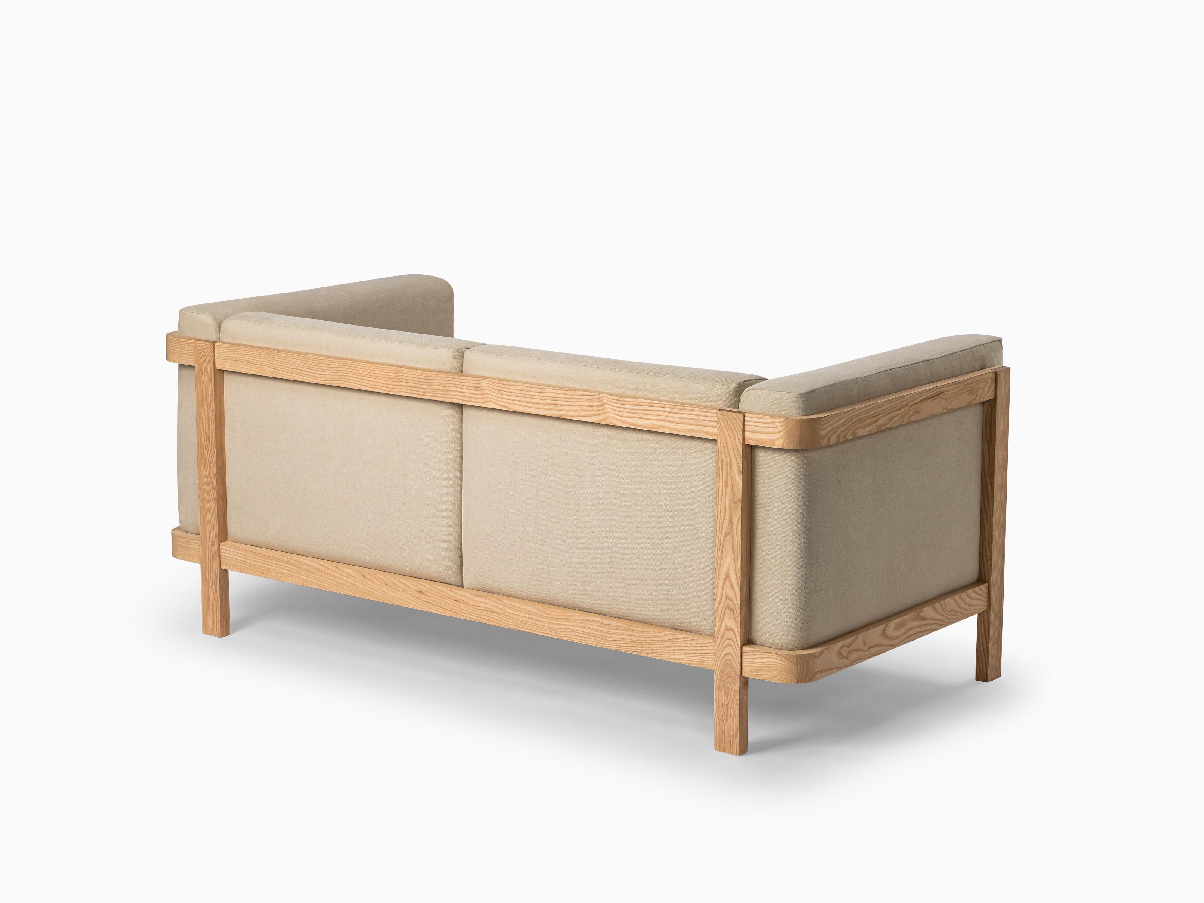 Minimalist two seater sofa oak - fabric upholstered (Moderne) im Angebot