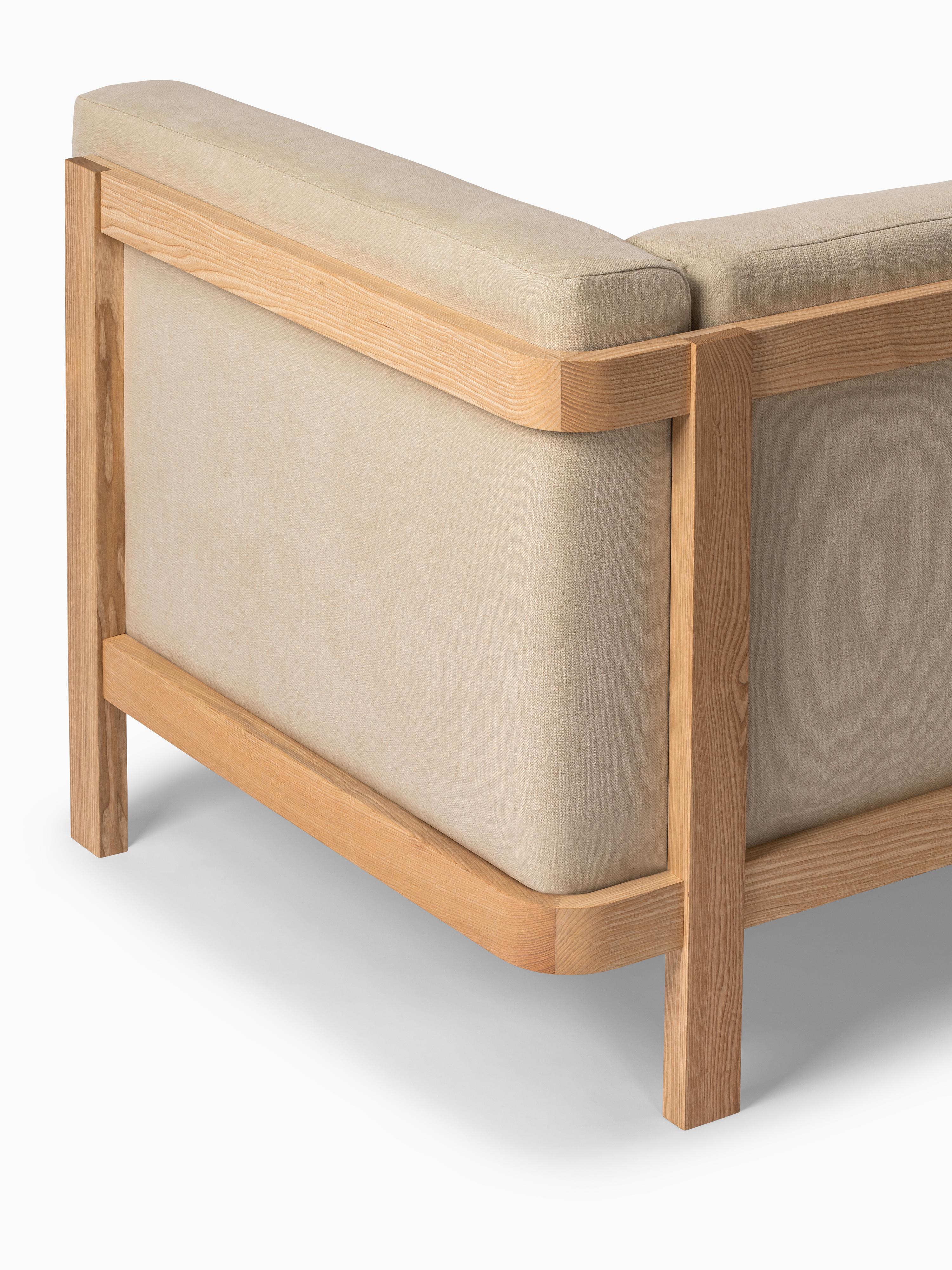 Minimalist two seater sofa oak - fabric upholstered (Handgefertigt) im Angebot