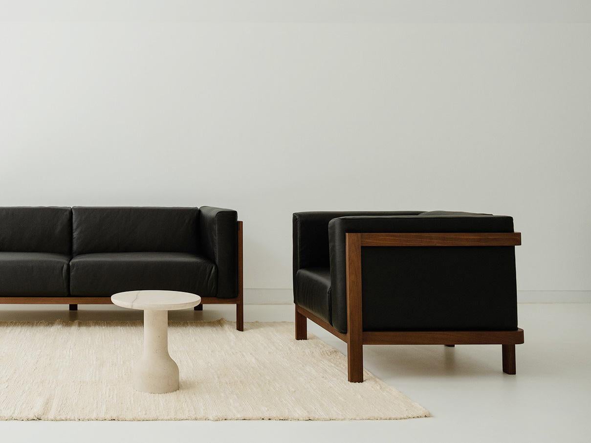 Moderne Canapé deux places minimaliste en noyer - revêtement en cuir en vente