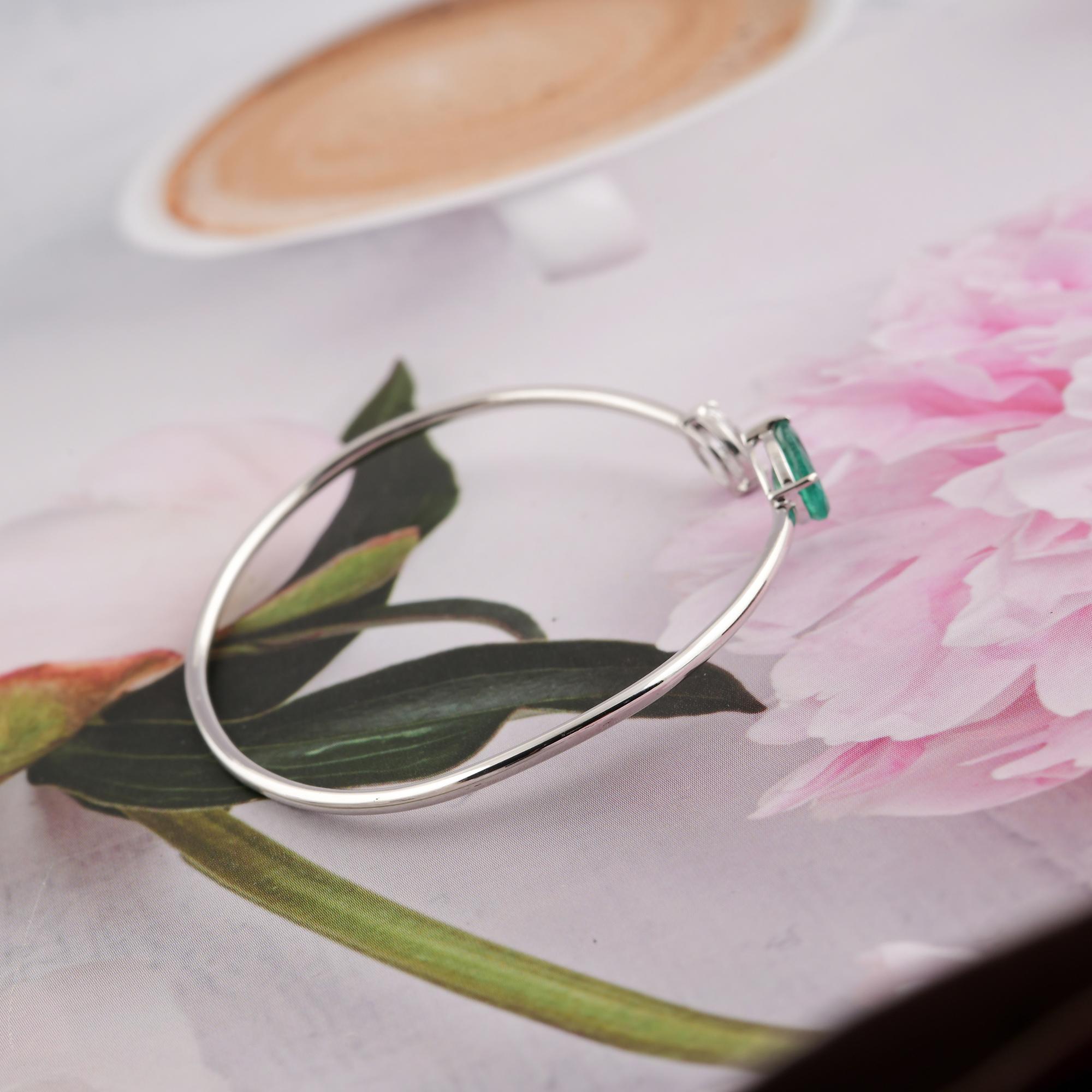 Taille poire Bracelet manchette minimaliste à deux pierres 1.18Ct Emerald Diamond 18k White Gold en vente