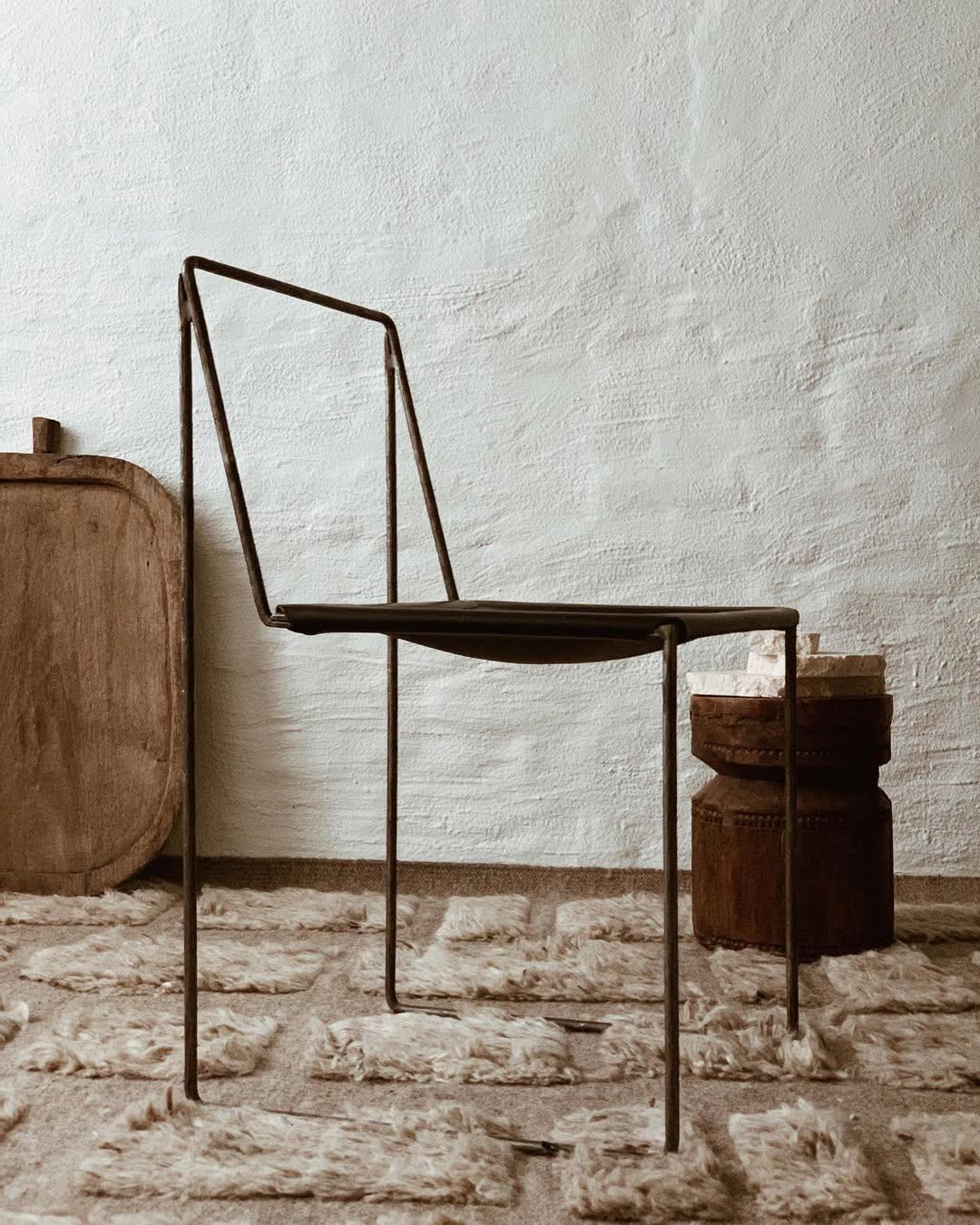 Sedia minimalista di design unico, in ferro nero, con seduta in pelle di Lucas Morten in vendita 4