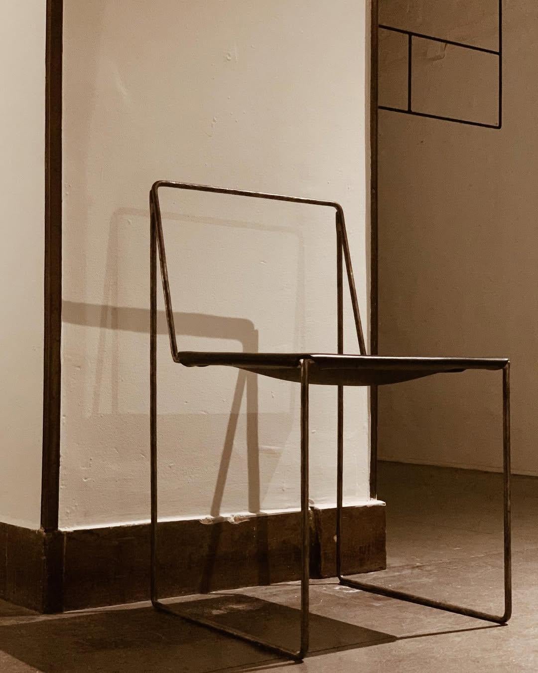 Sedia minimalista di design unico, in ferro nero, con seduta in pelle di Lucas Morten in vendita 5