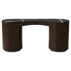 Escritorio de tocador minimalista con silueta redondeada y almacenaje Por Mondo Design Studio