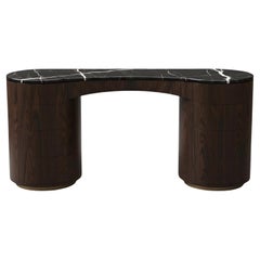 Scrivania minimalista con silhouette arrotondata e portaoggetti di Mondo Design Studio