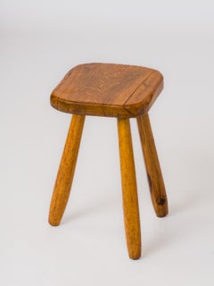 Minimalistischer Dreibeinhocker aus lackierter Eiche - Frankreich 1970er Jahre