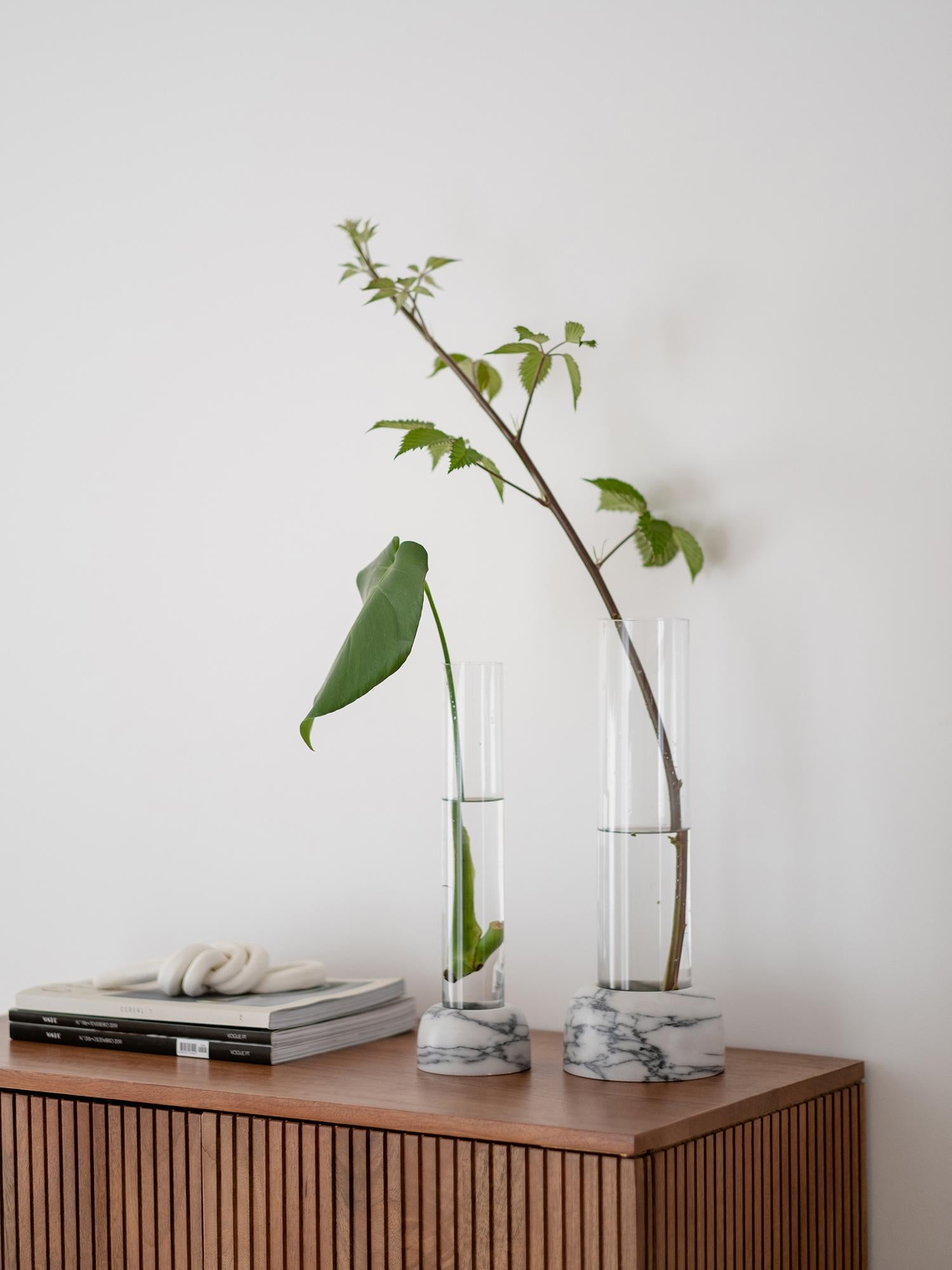 Portugais Vase minimaliste en marbre Pele de Tigre et verre - petit en vente