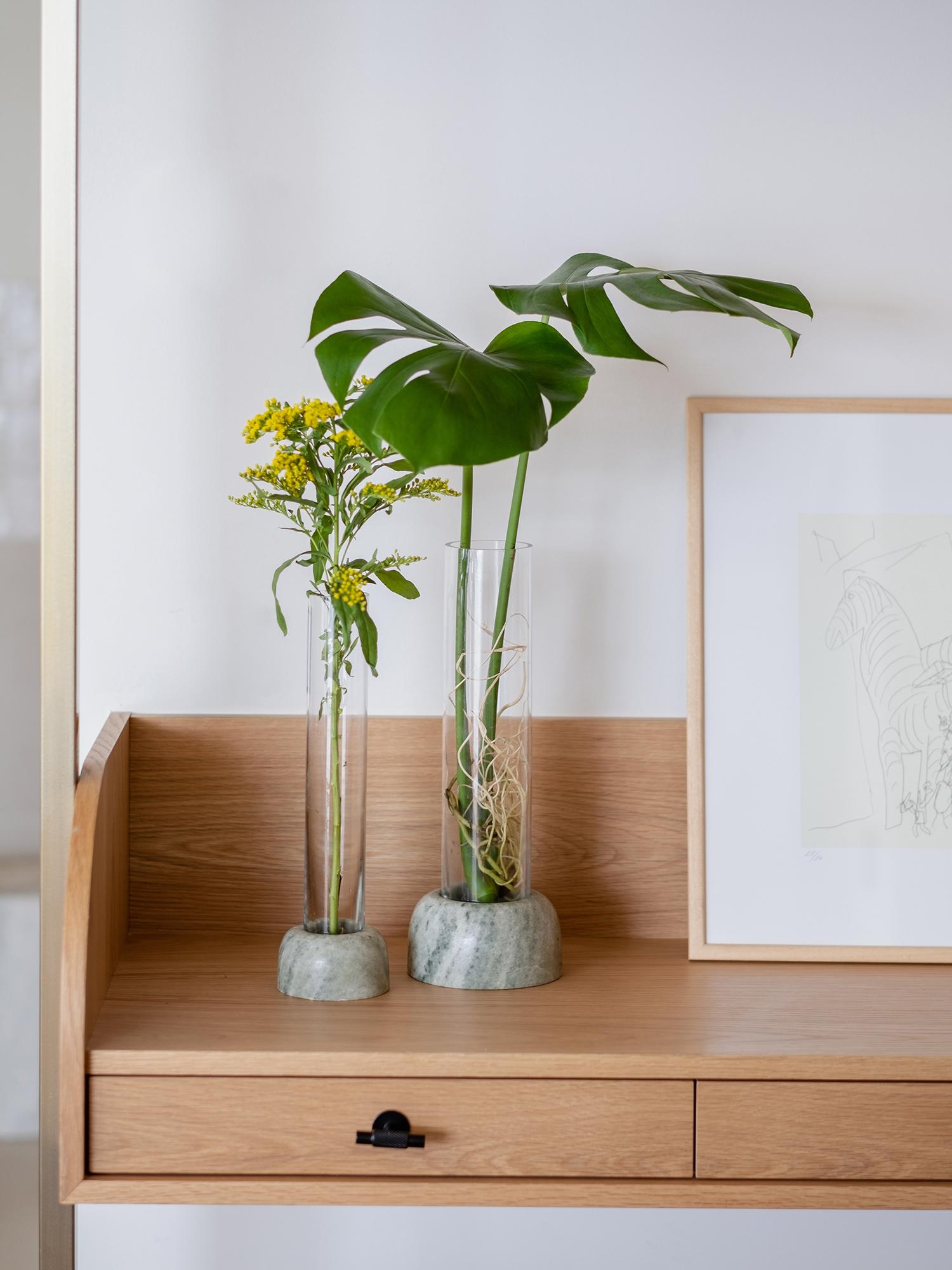 Minimalistische Vase aus Serpa-Marmor und Glas – groß im Angebot 3